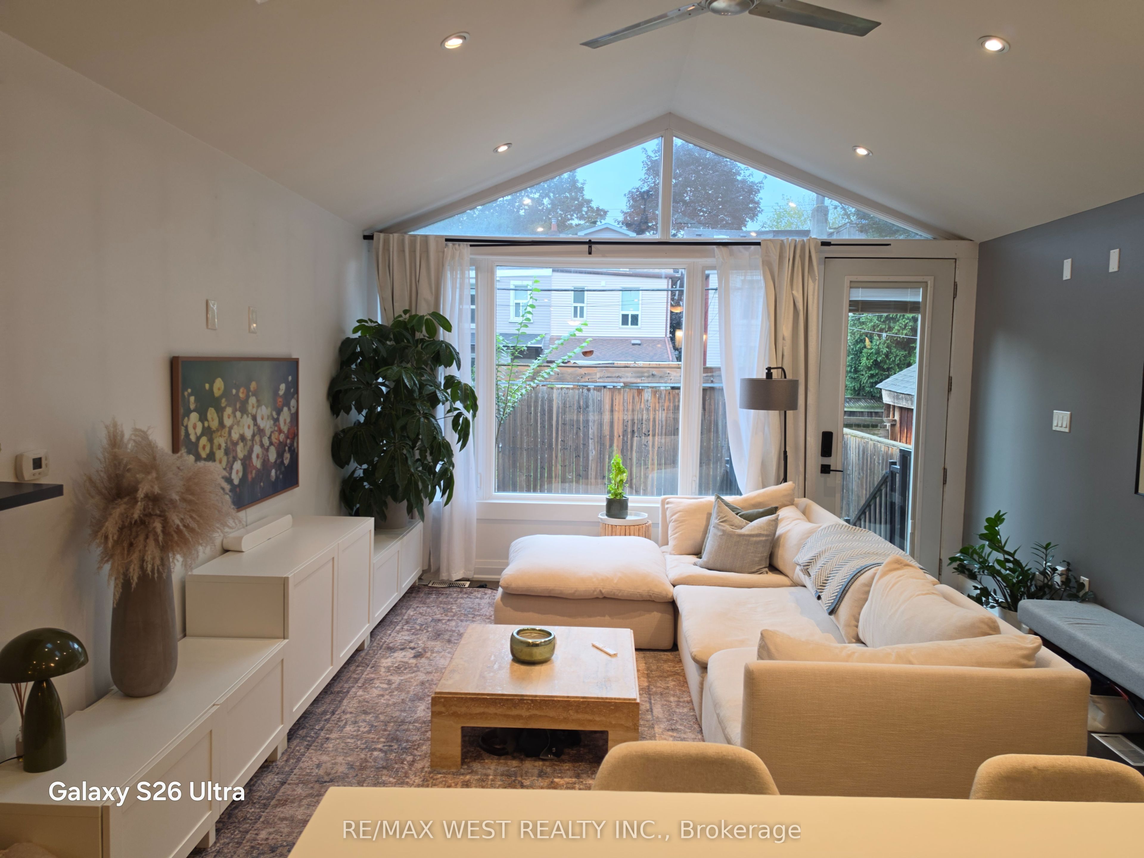 64 Galt Avenue 1, Toronto, ON M4M 2Z1 photo 4