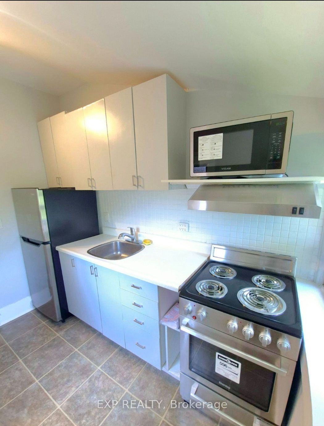 137 Glenmore Road upper, Toronto, ON M4L 3M2 photo 2