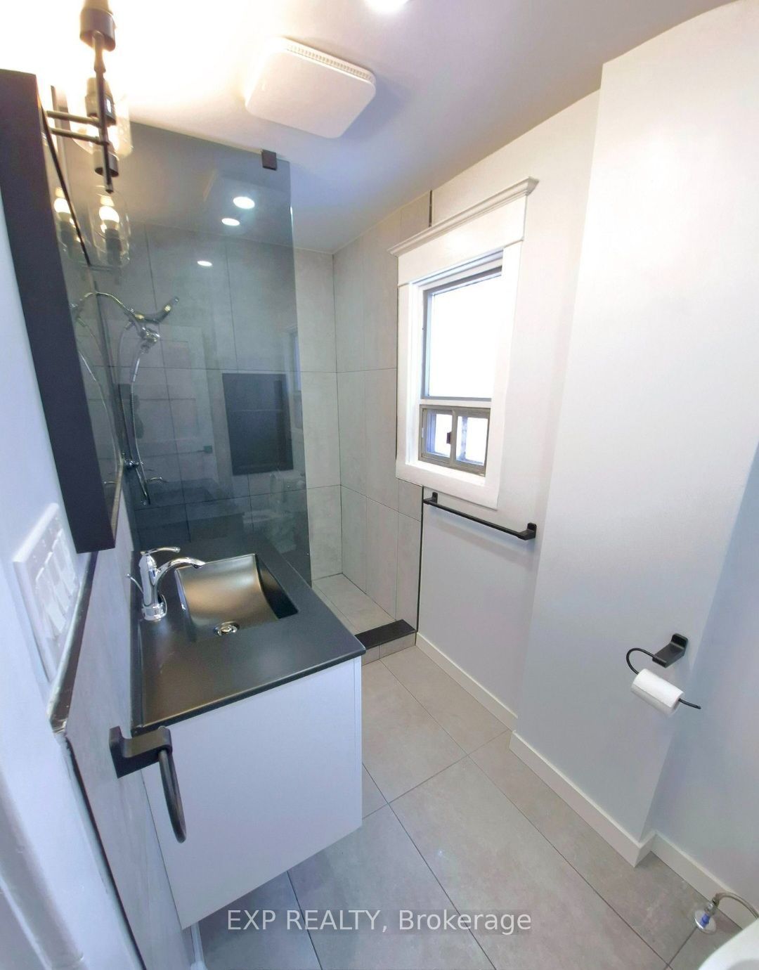 137 Glenmore Road upper, Toronto, ON M4L 3M2 photo 3