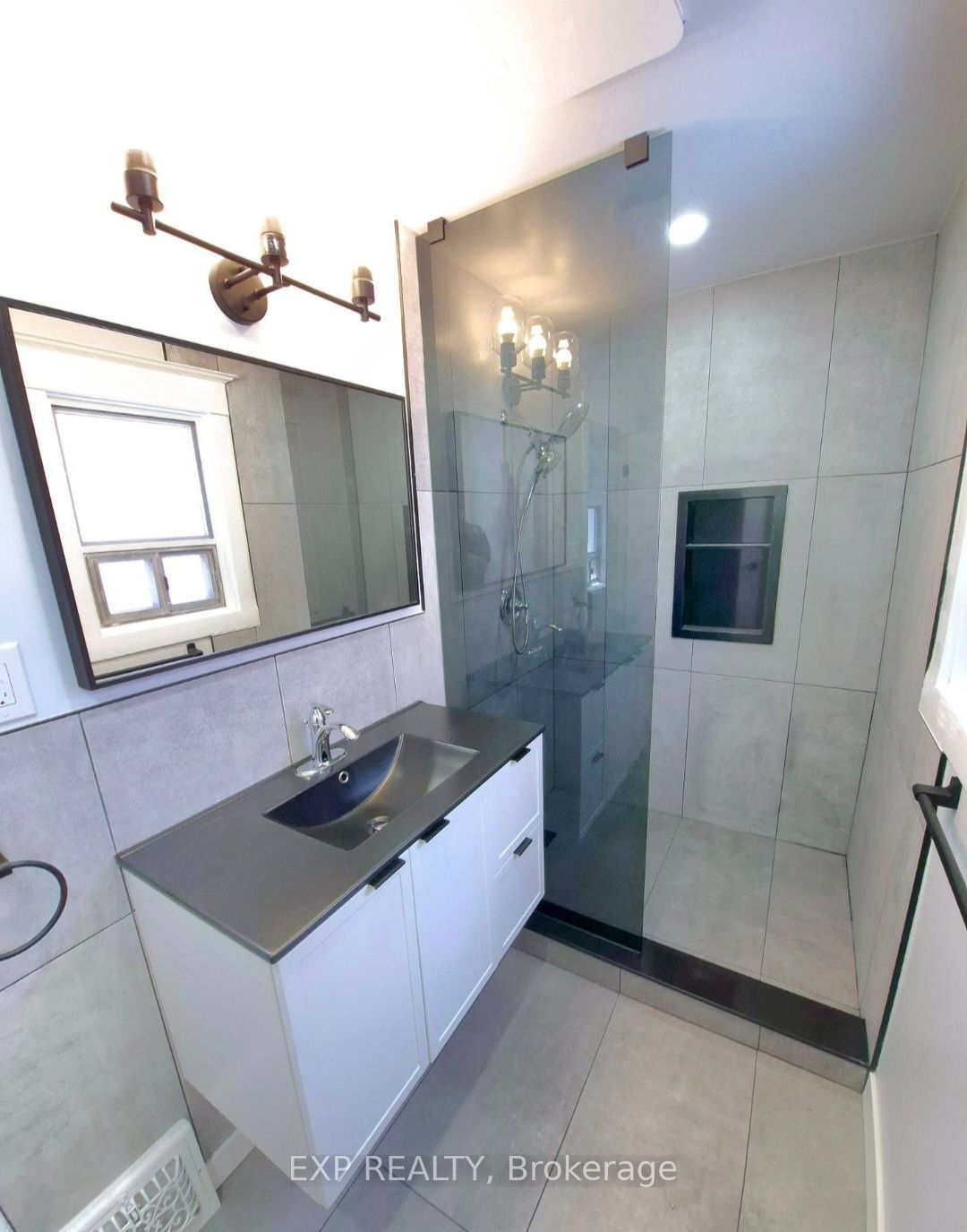 137 Glenmore Road upper, Toronto, ON M4L 3M2 photo 4
