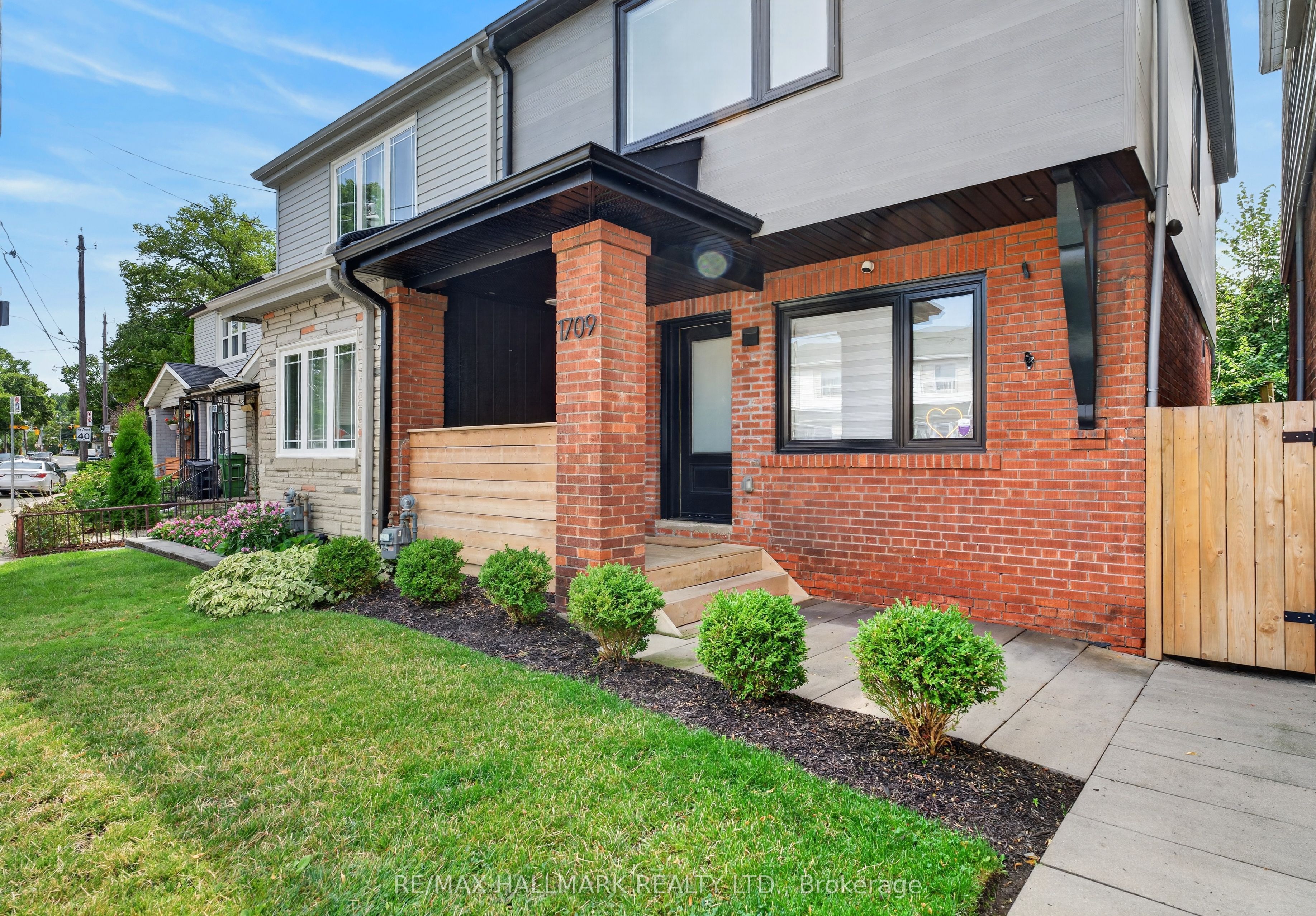 1709 Dundas Street E, Toronto, ON M4L 1L7 photo 2