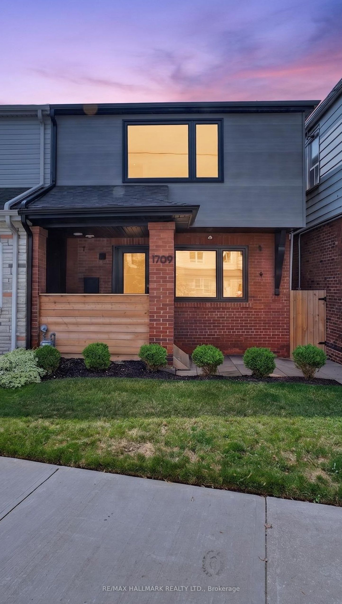 1709 Dundas Street E, Toronto, ON M4L 1L7 photo 3