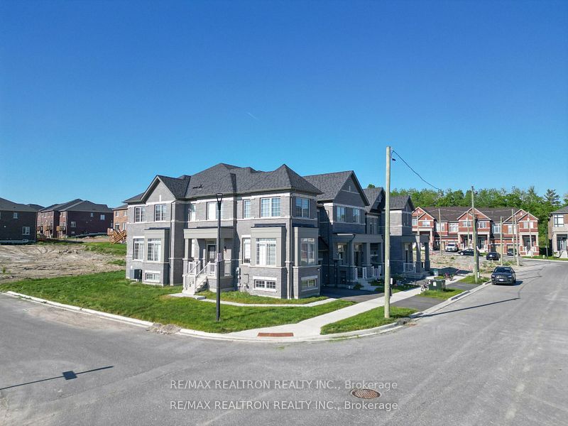 988 Grosbeak Trail, Pickering, ON L1X 0P6 photo 2