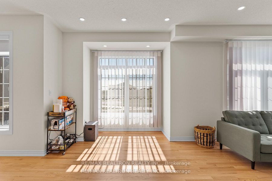 988 Grosbeak Trail, Pickering, ON L1X 0P6 photo 5