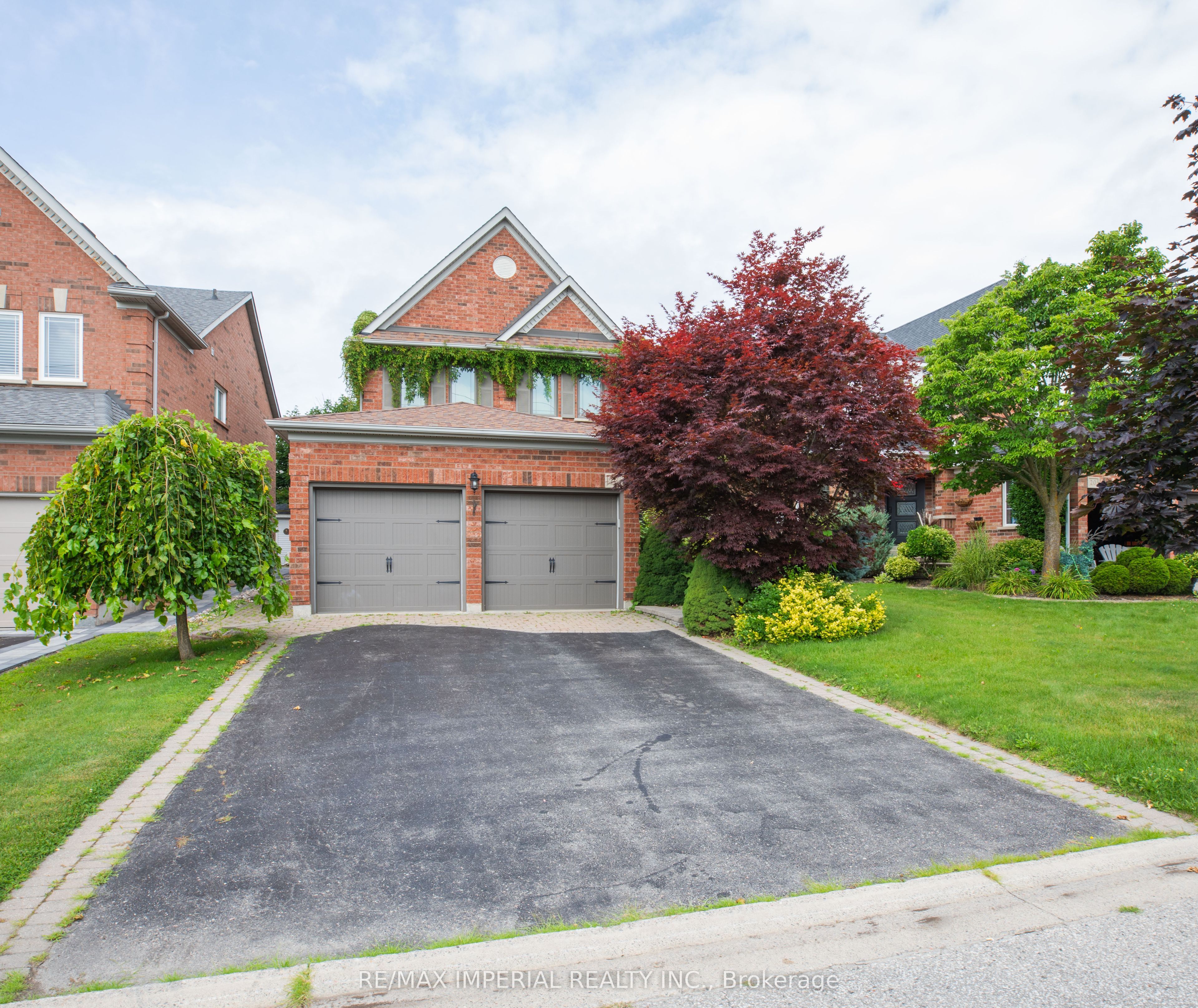 18 Windbreak Crescent, Whitby, ON L1P 1P8