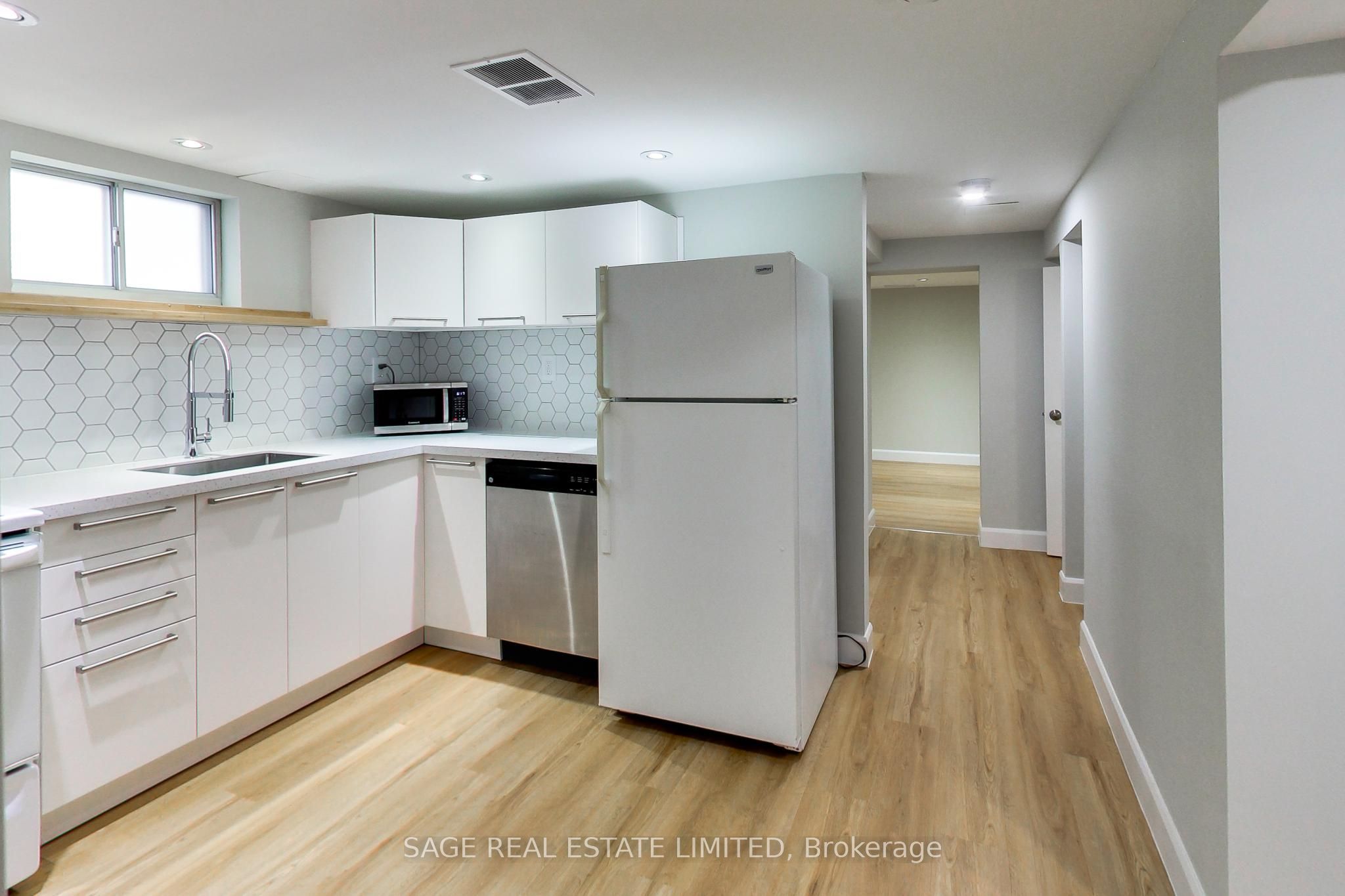 2505 Gerrard Street E Lower, Toronto, ON M1N 1W7 photo 4