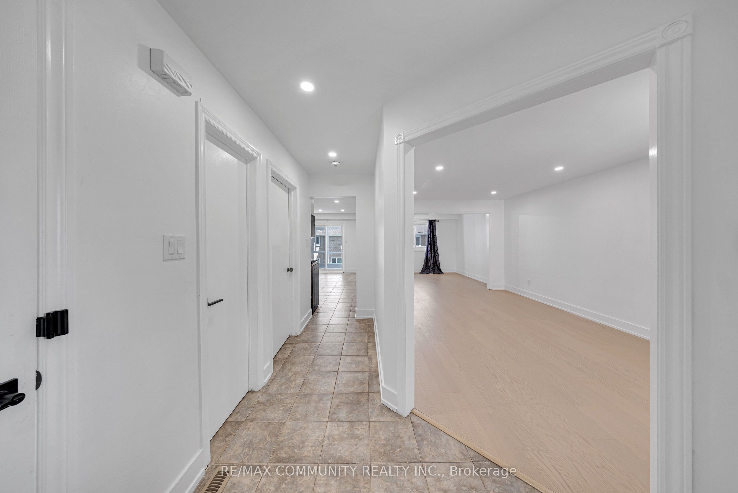 1640 Tawnberry Street Main, Pickering, ON L1X 2C2 photo 3
