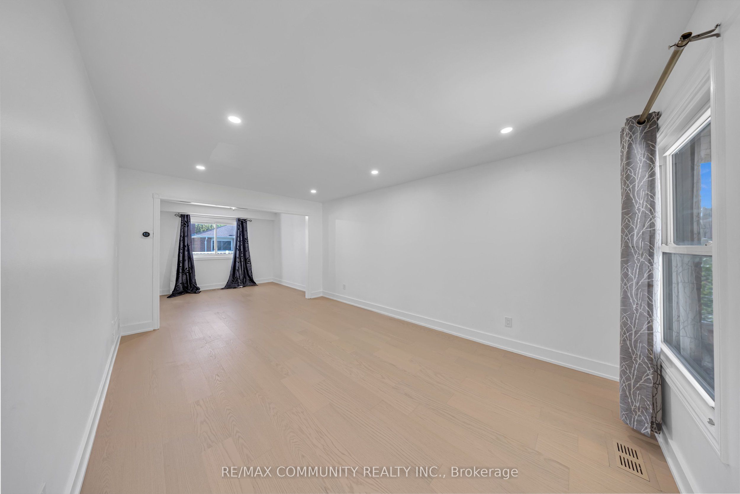 1640 Tawnberry Street Main, Pickering, ON L1X 2C2 photo 4