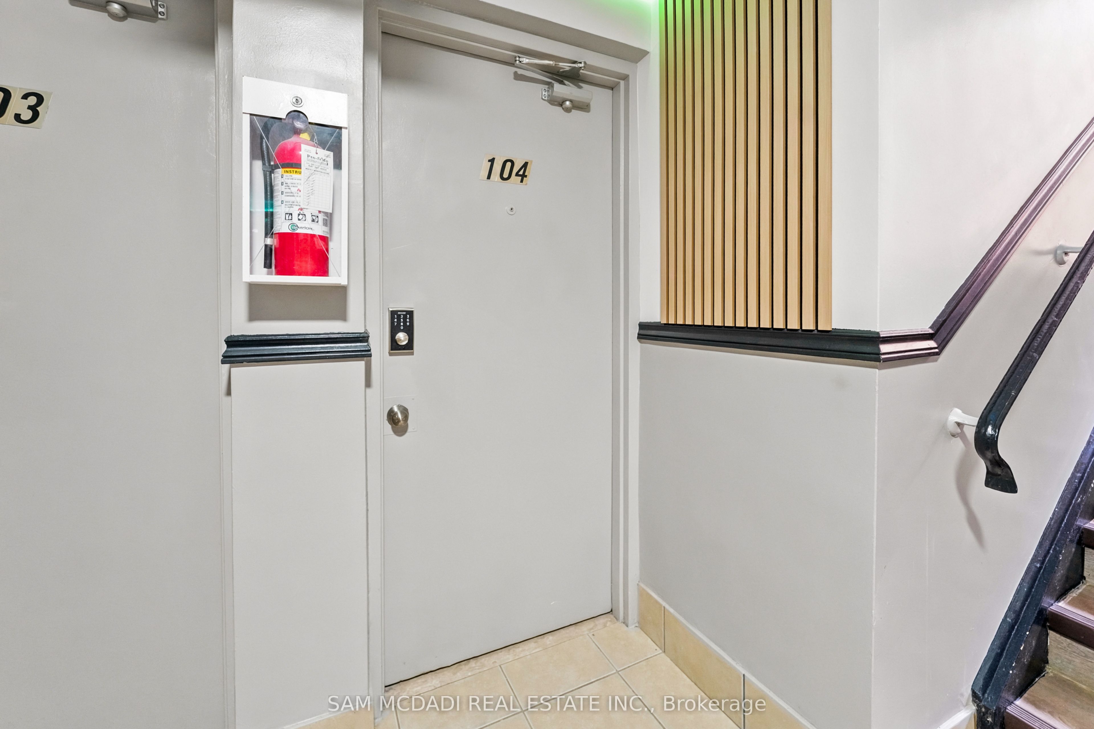 1016 O'connor Drive 104, Toronto, ON M4B 2T3 photo 4