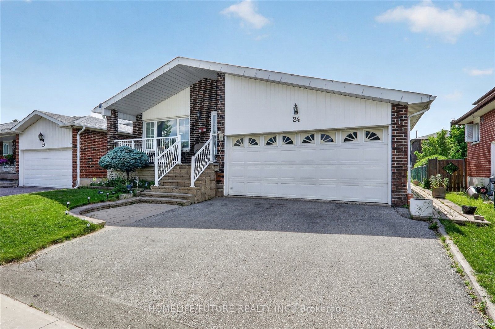 24 Cleethorpes Boulevard, Toronto, ON M1S 3T3 photo 2