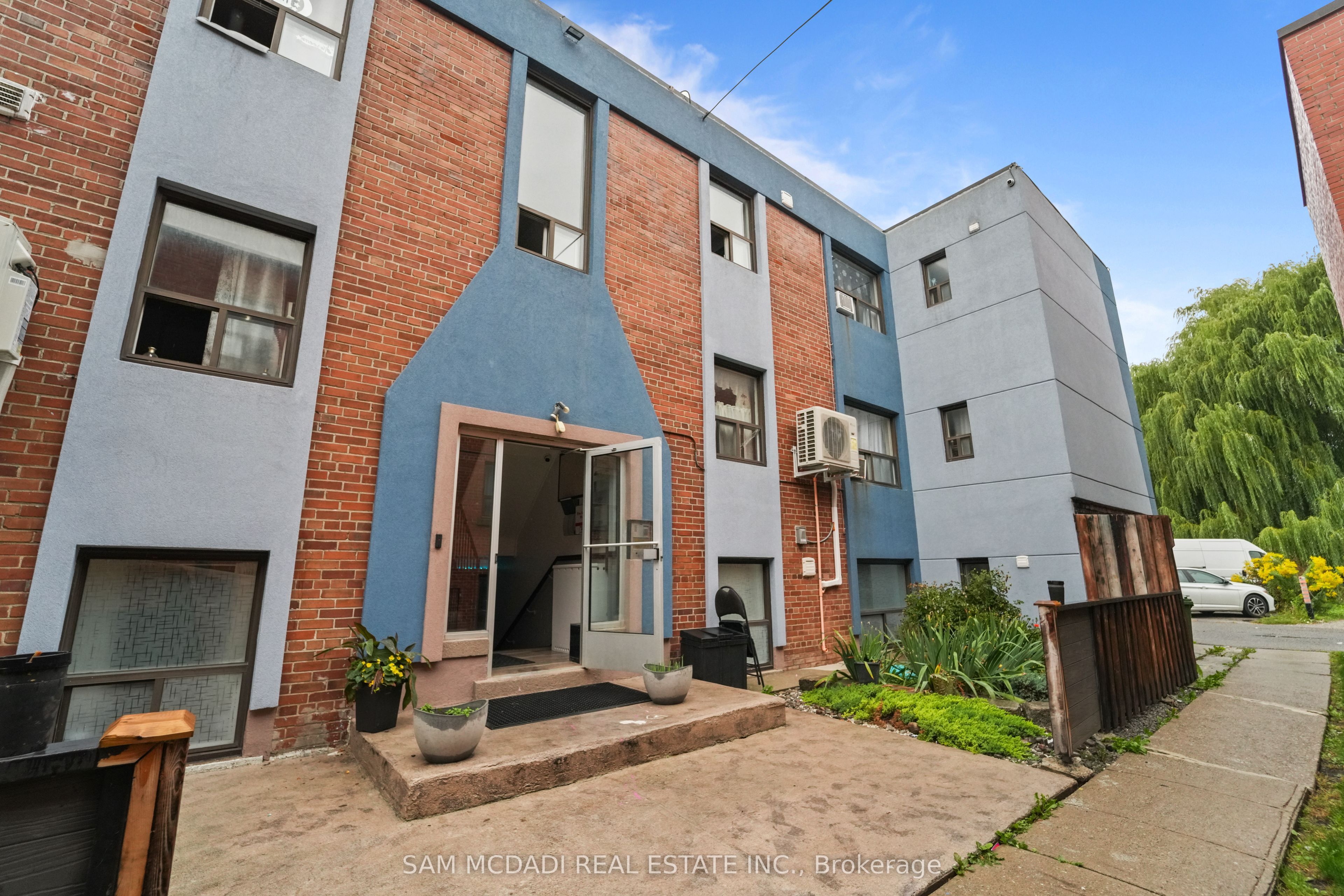 1016 O'connor Drive 101, Toronto, ON M4B 2T3