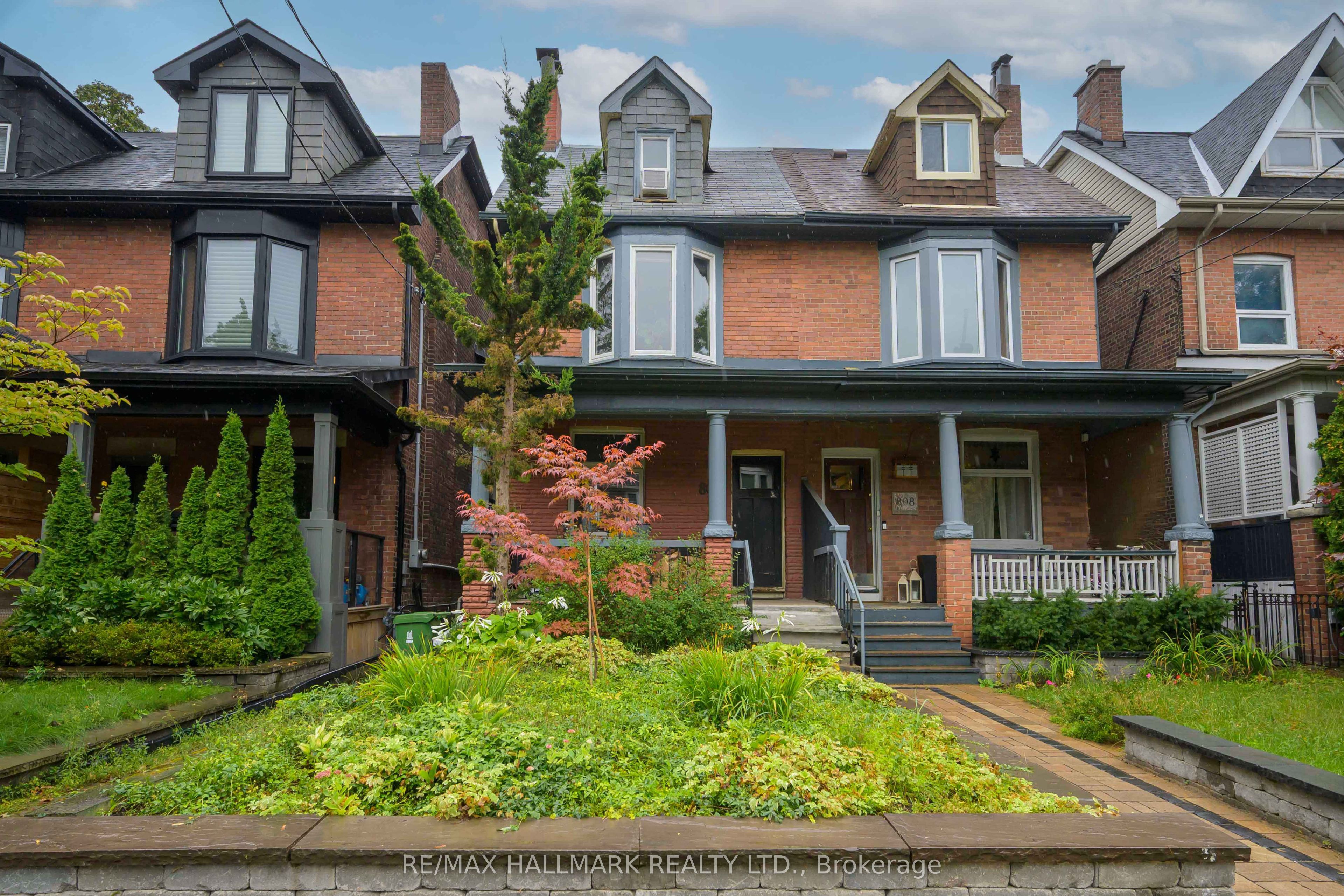 806 Logan Avenue Main Floor, Toronto, ON M4K 3E1 photo 2