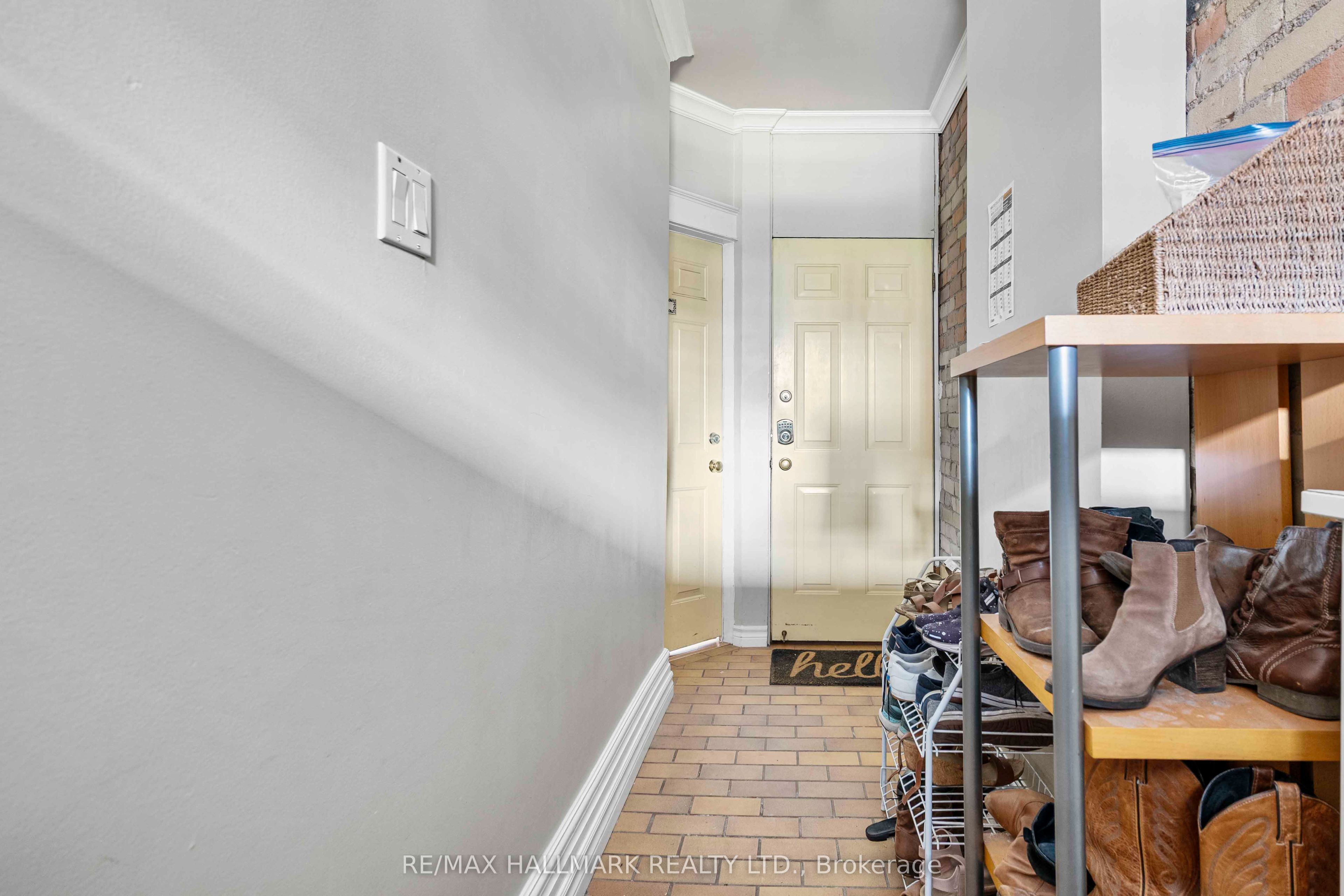 806 Logan Avenue Main Floor, Toronto, ON M4K 3E1 photo 3
