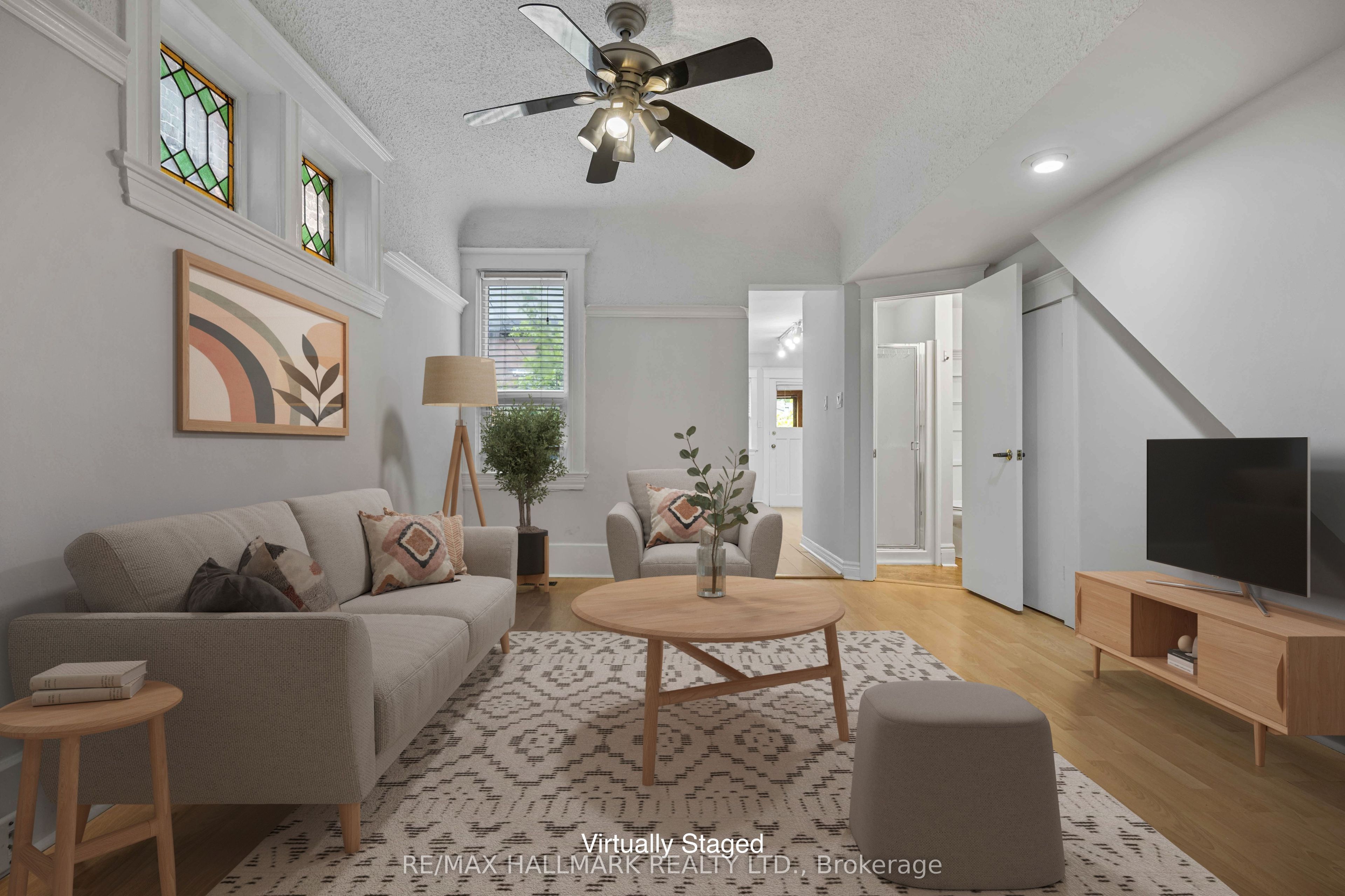 806 Logan Avenue Main Floor, Toronto, ON M4K 3E1 photo 4