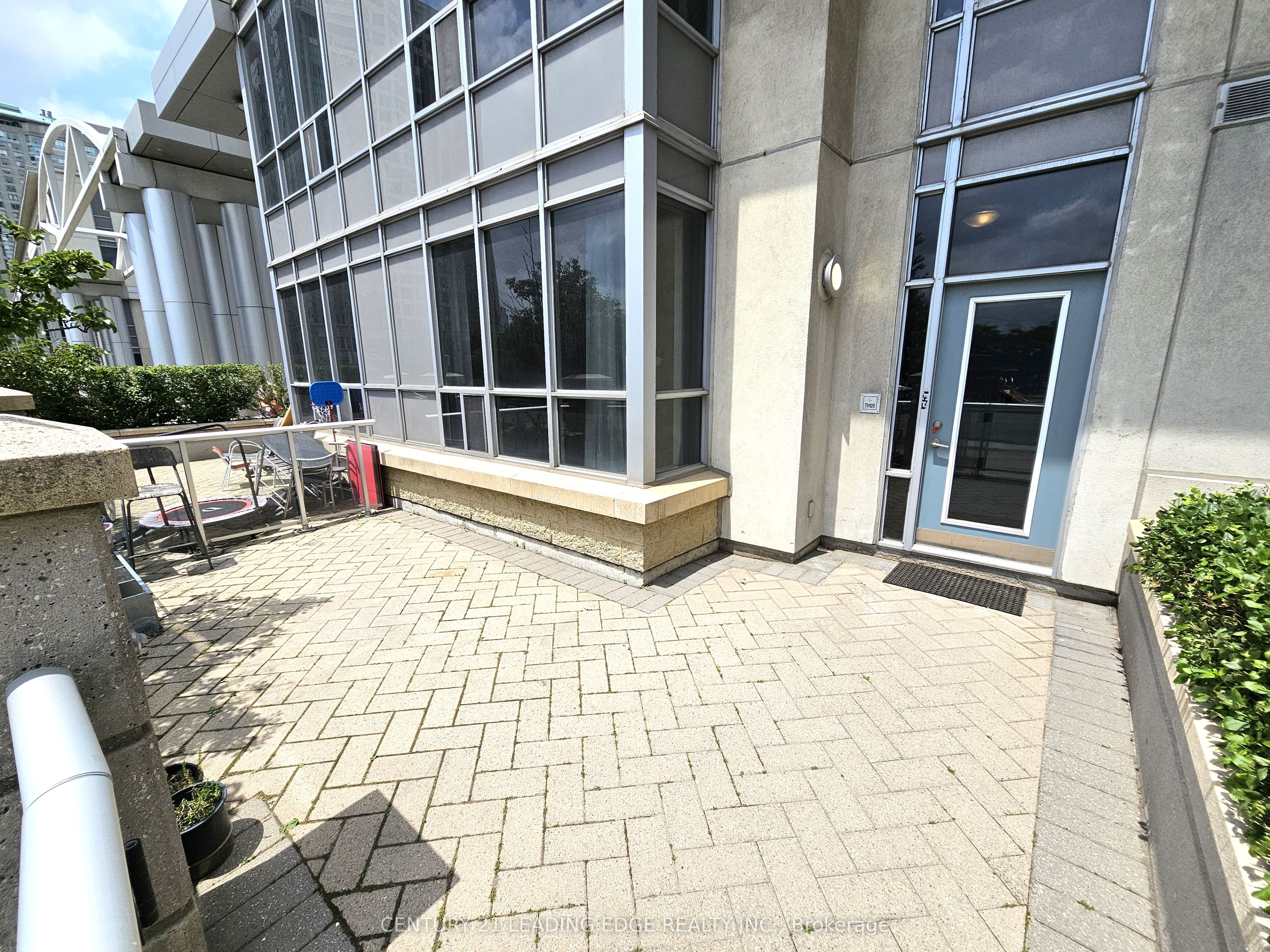 38 Lee Centre Drive TH120, Toronto, ON M1H 3J7 photo 2