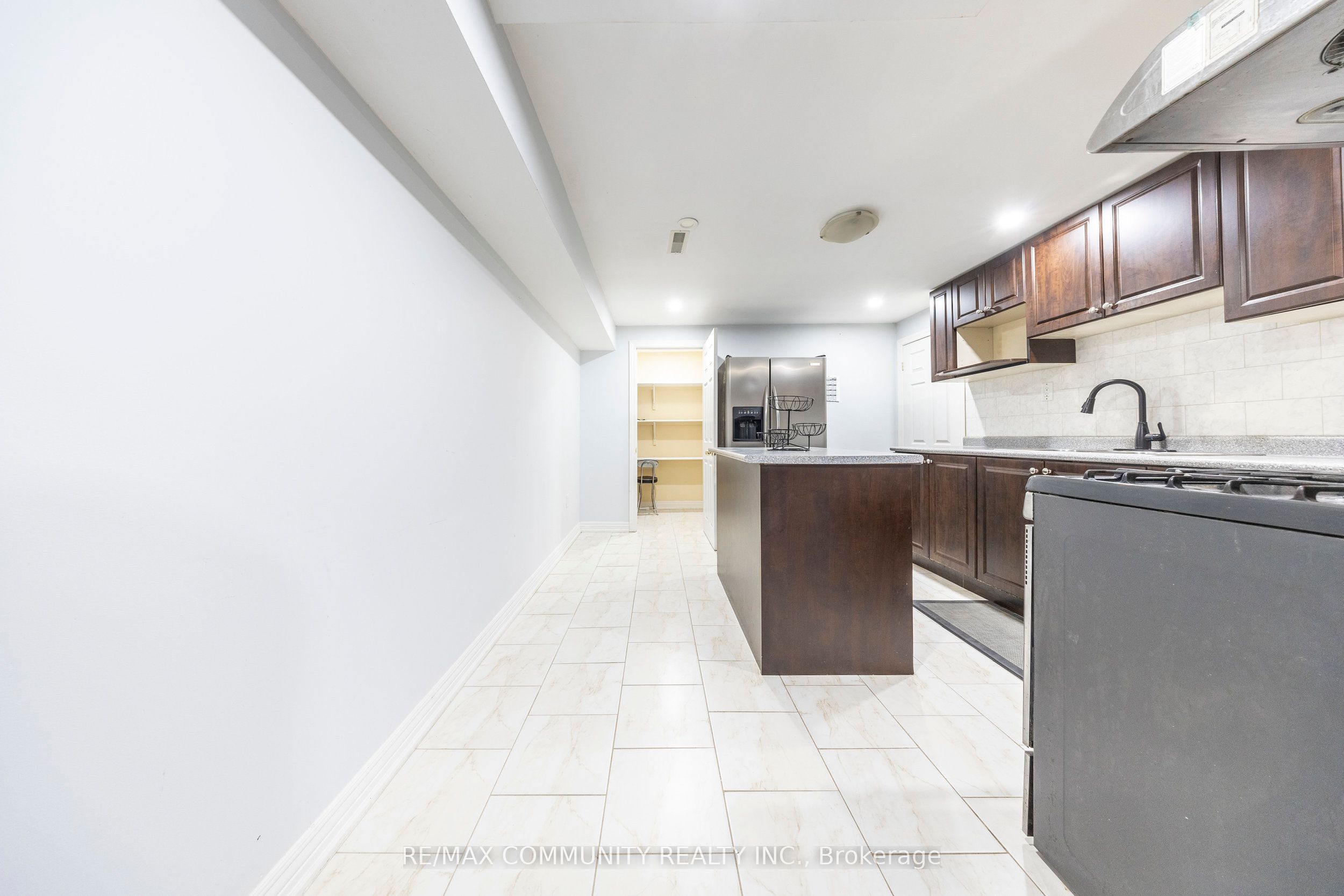 72 Lampman Drive BSMT, Toronto, ON M1E 5K9 photo 4