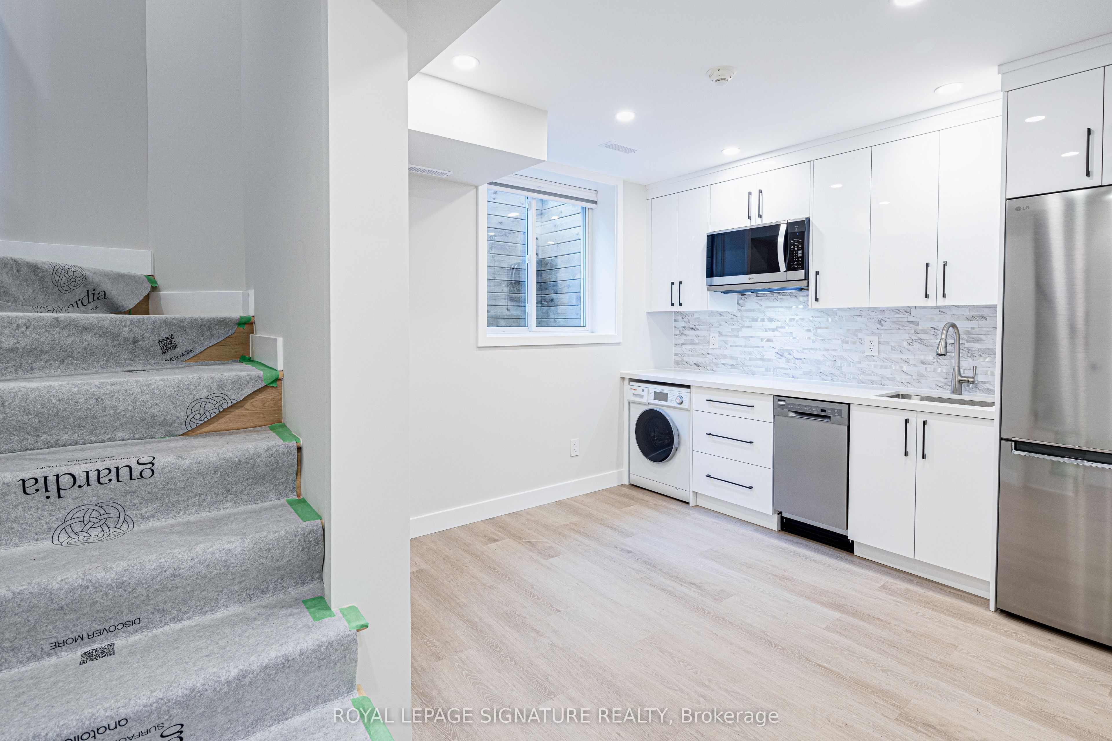 20 Kewbeach Avenue Lower, Toronto, ON M4L 1B7 photo 2