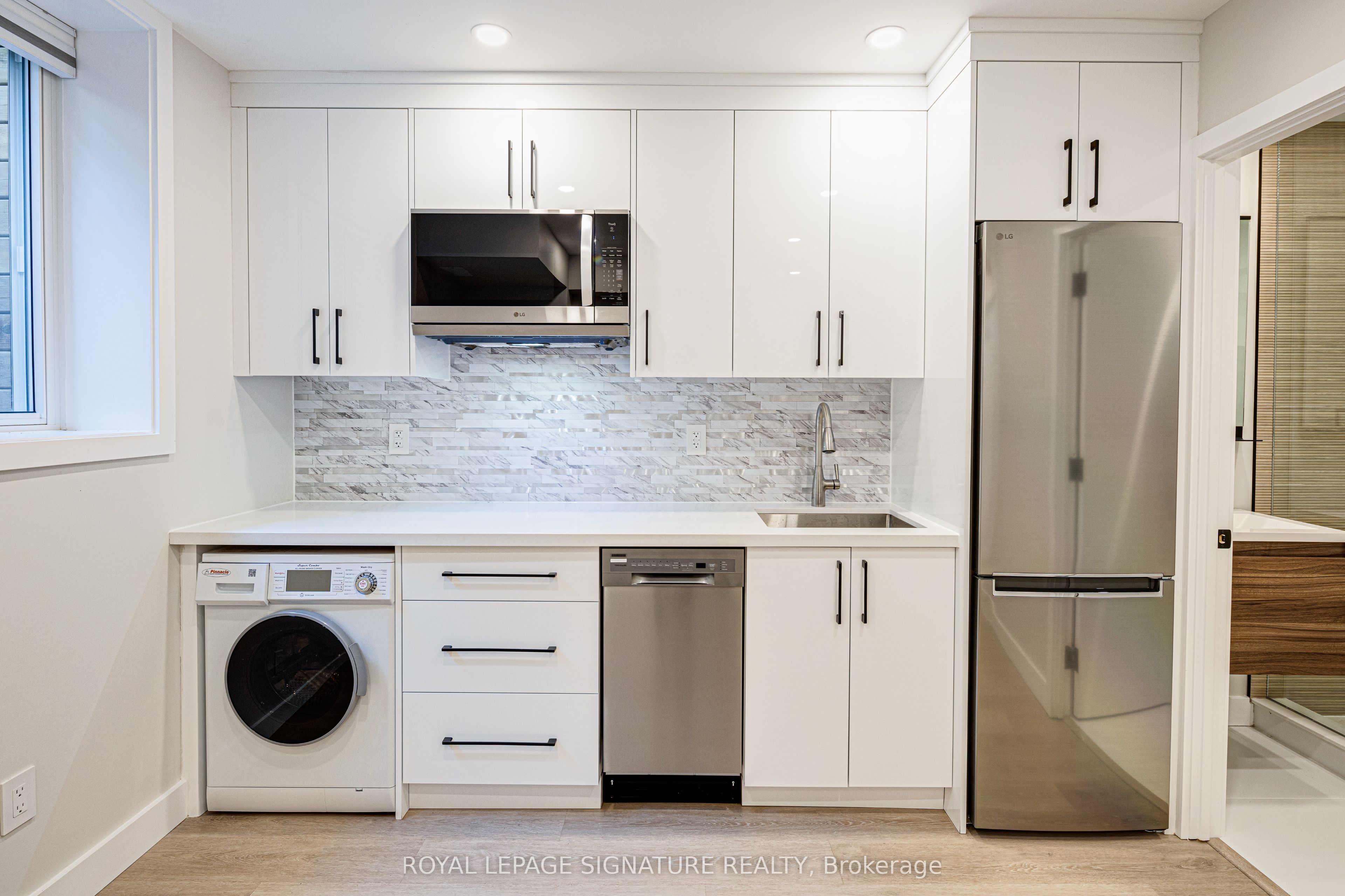 20 Kewbeach Avenue Lower, Toronto, ON M4L 1B7 photo 3