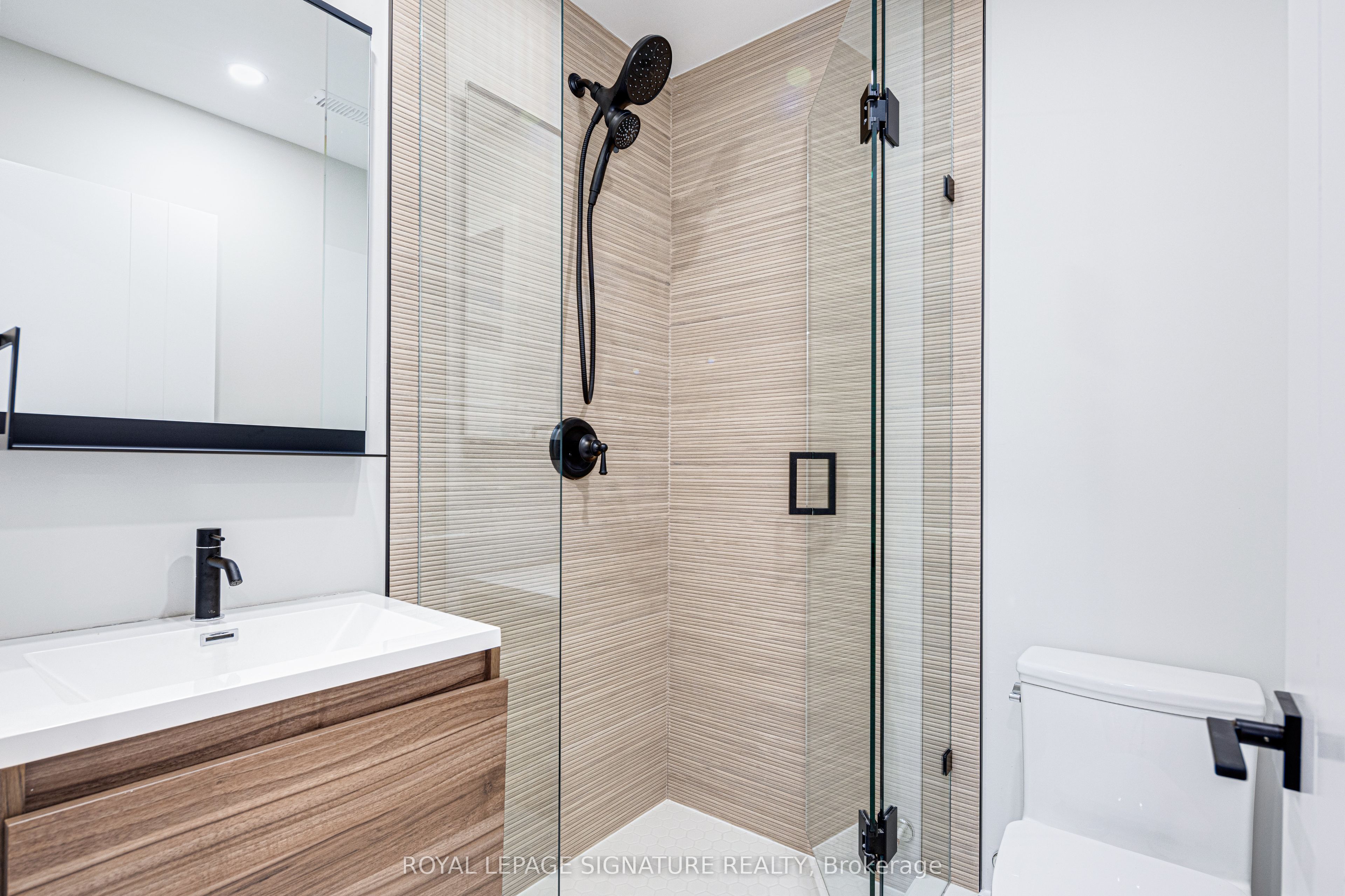 20 Kewbeach Avenue Lower, Toronto, ON M4L 1B7 photo 5