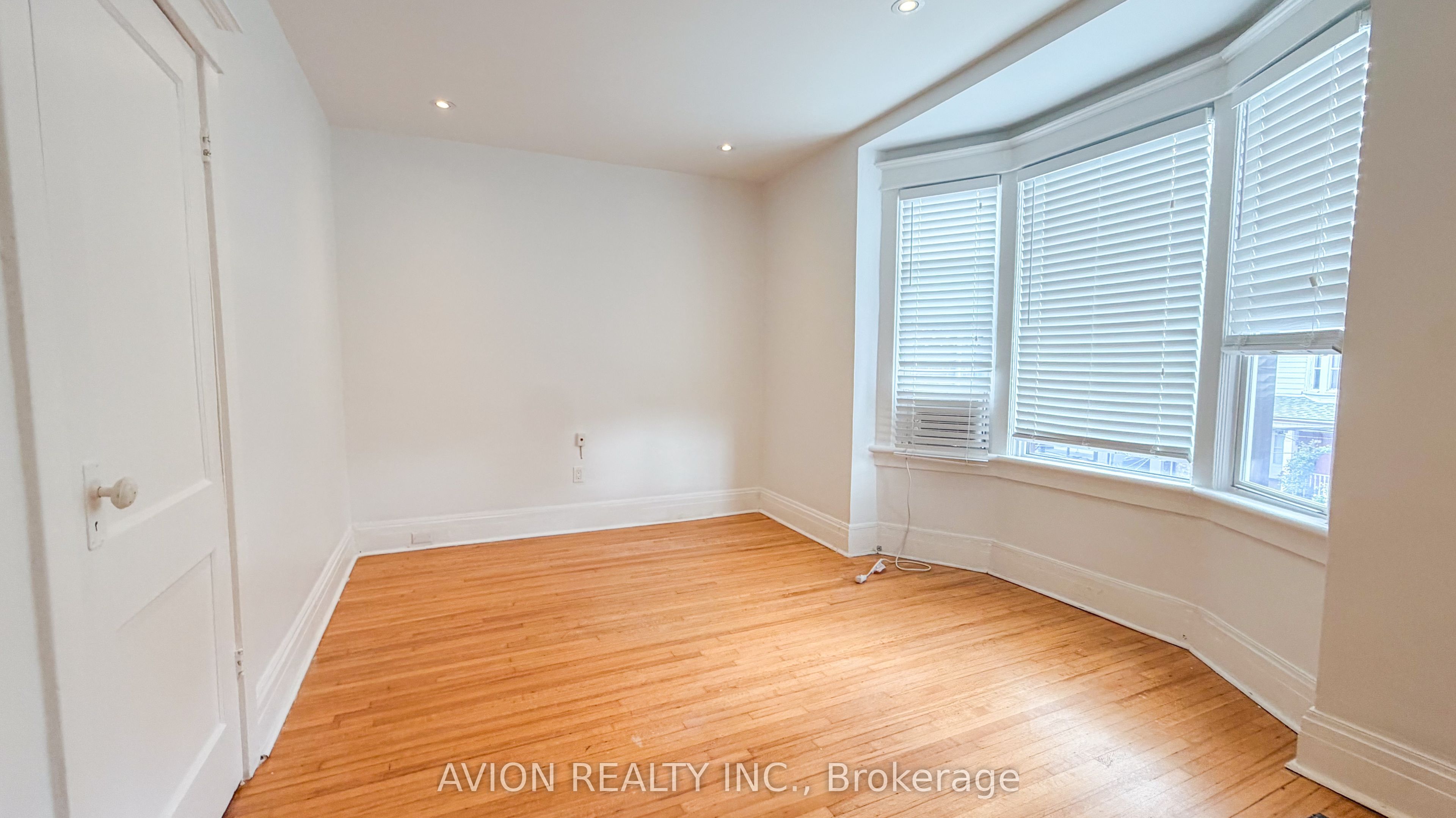 773 Pape Avenue UPPER, Toronto, ON M6K 3T2