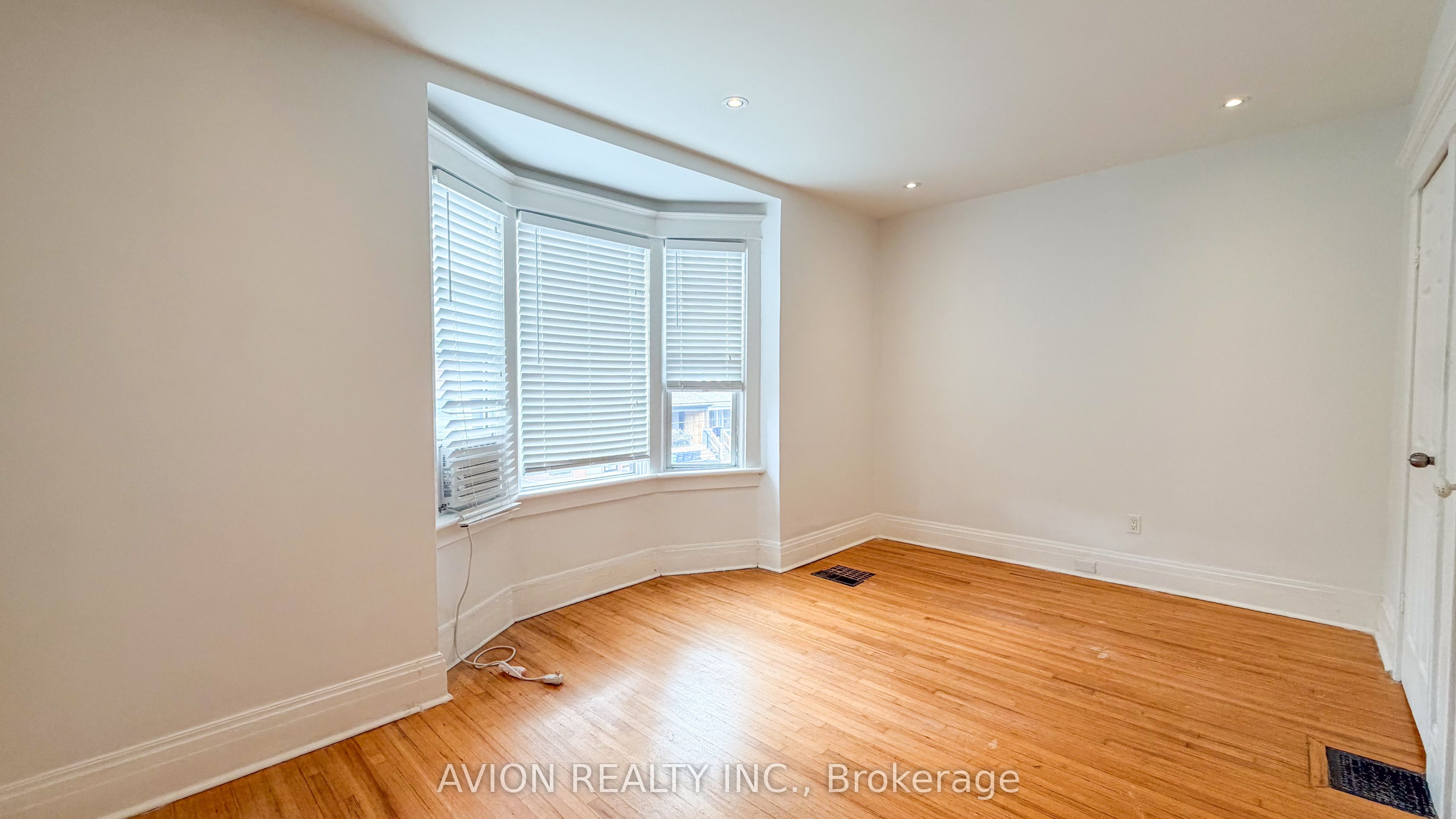 773 Pape Avenue UPPER, Toronto, ON M6K 3T2 photo 2