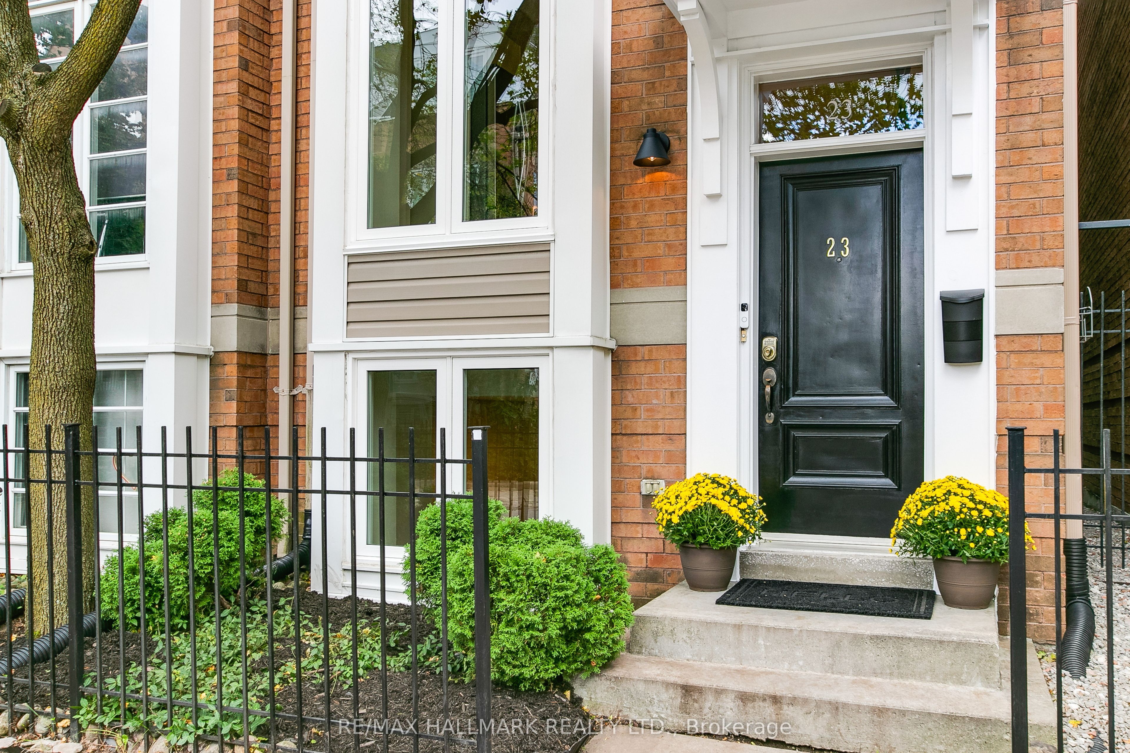 23 Macphail Avenue, Toronto, ON M4K 4A1 photo 2