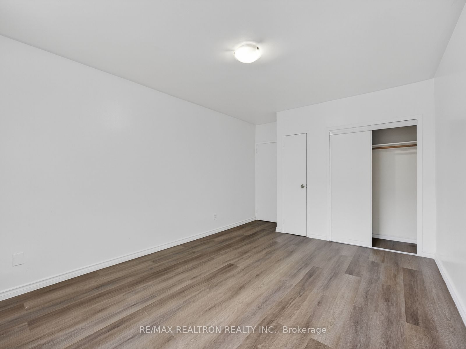 275 Wentworth Street W 303, Oshawa, ON L1J 1N1 photo 2
