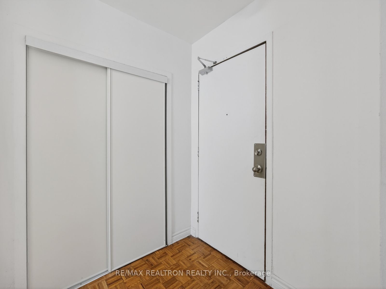 275 Wentworth Street W 205, Oshawa, ON L1J 1N1 photo 2