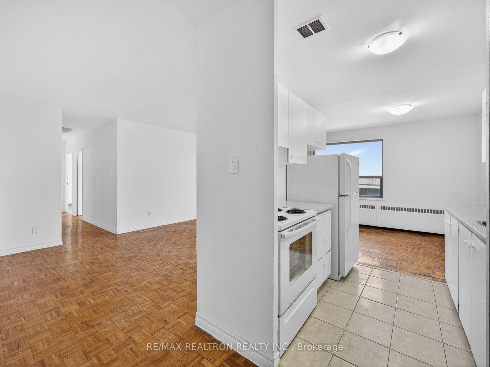 275 Wentworth Street W 205, Oshawa, ON L1J 1N1 photo 3