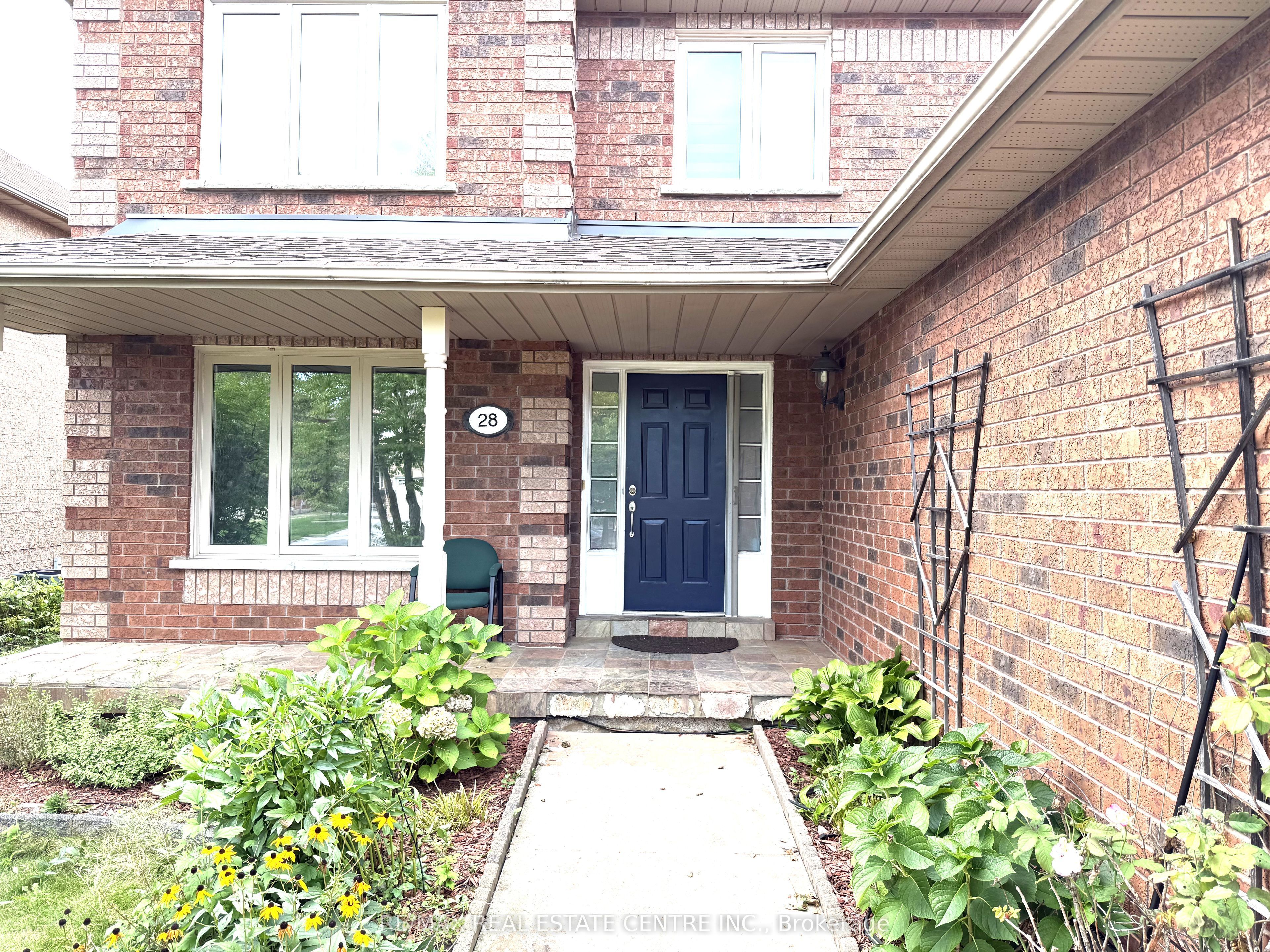28 McIvor Street, Whitby, ON L1R 2L7 photo 2