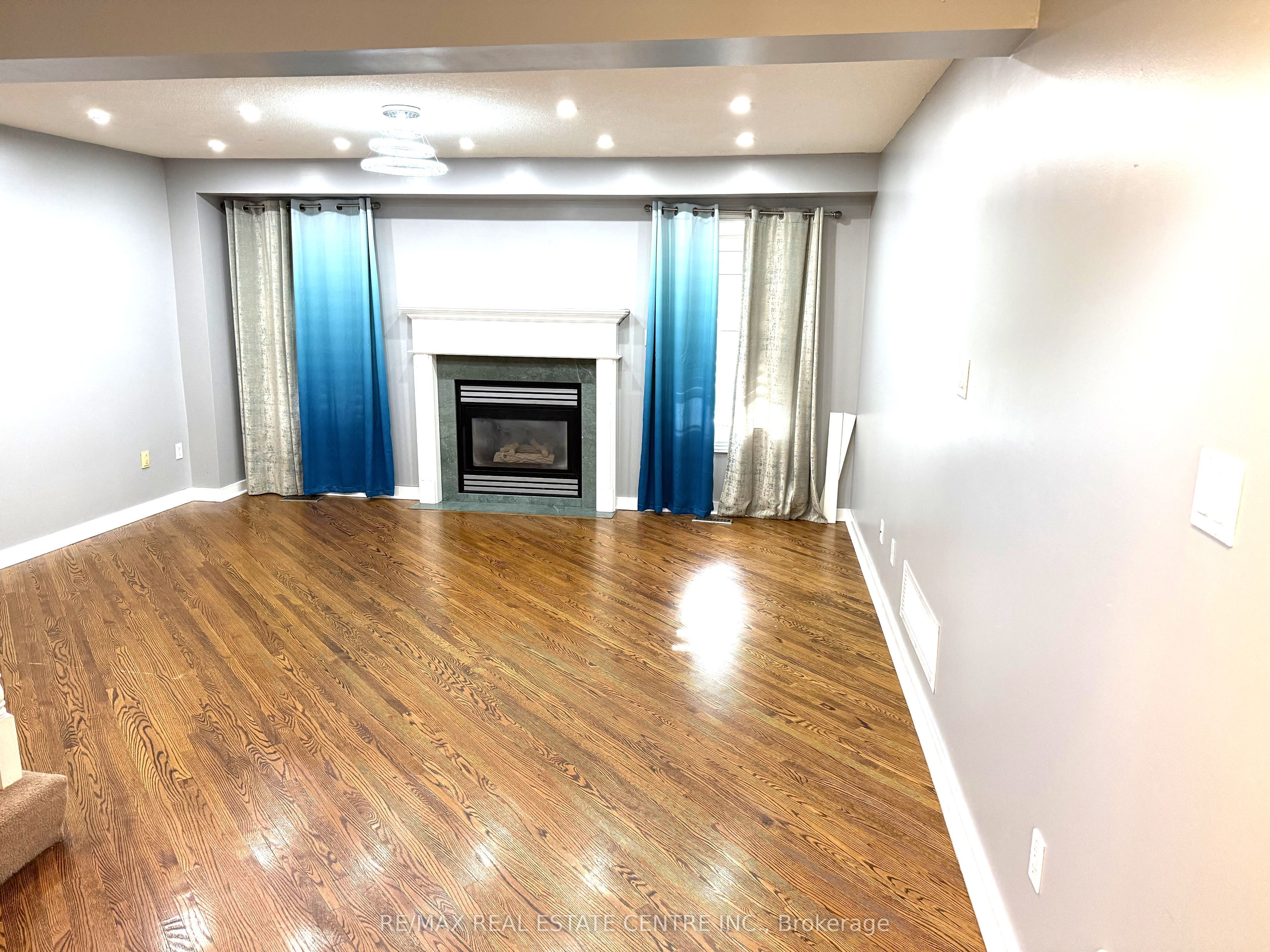 28 McIvor Street, Whitby, ON L1R 2L7 photo 4
