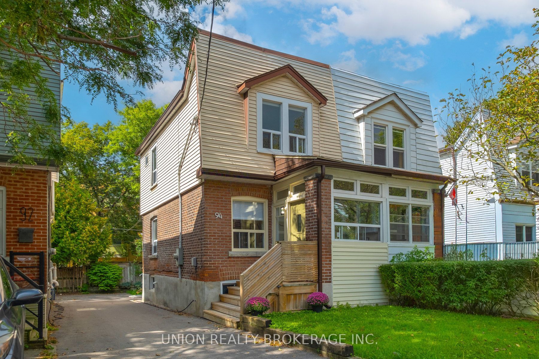 94 Hiltz Avenue, Toronto, ON M4L 2N5
