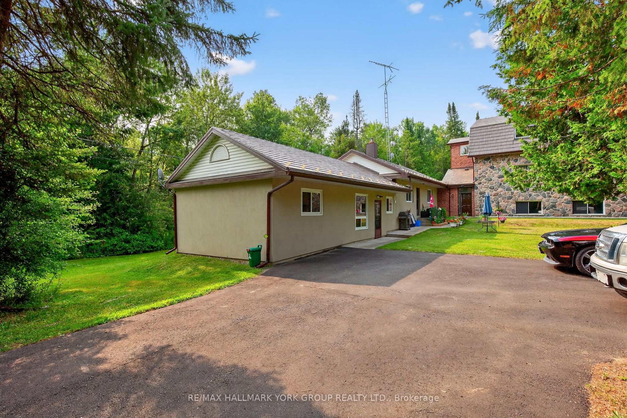 245 Davis Drive, Uxbridge, ON L4A 7X4 photo 3