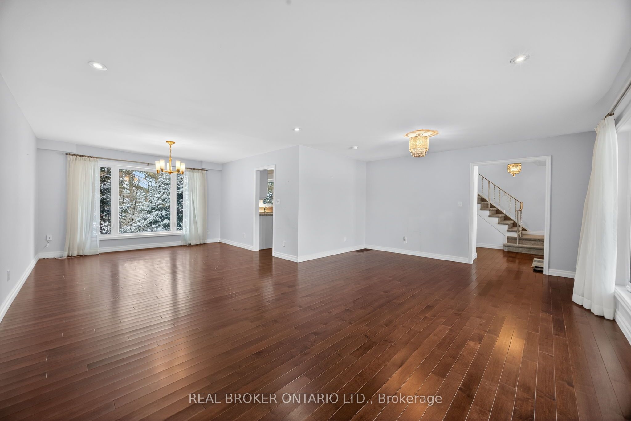 6 Farr Avenue, East Gwillimbury, ON L0G 1V0 photo 3