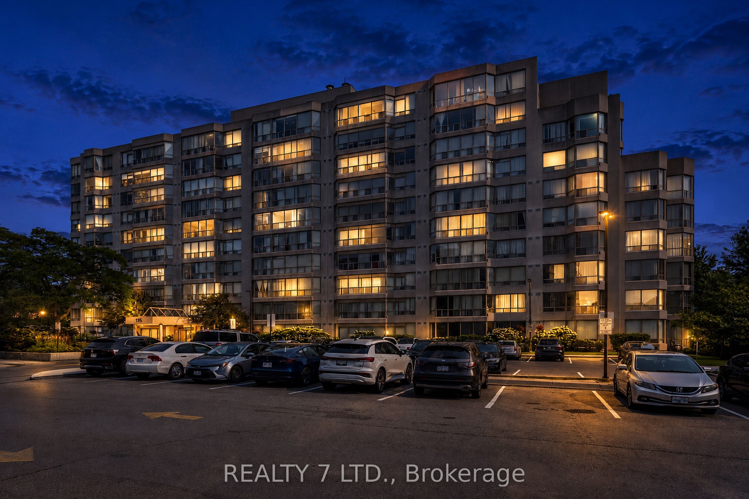 175 Cedar Avenue 303, Richmond Hill, ON L4C 9V3 photo 2