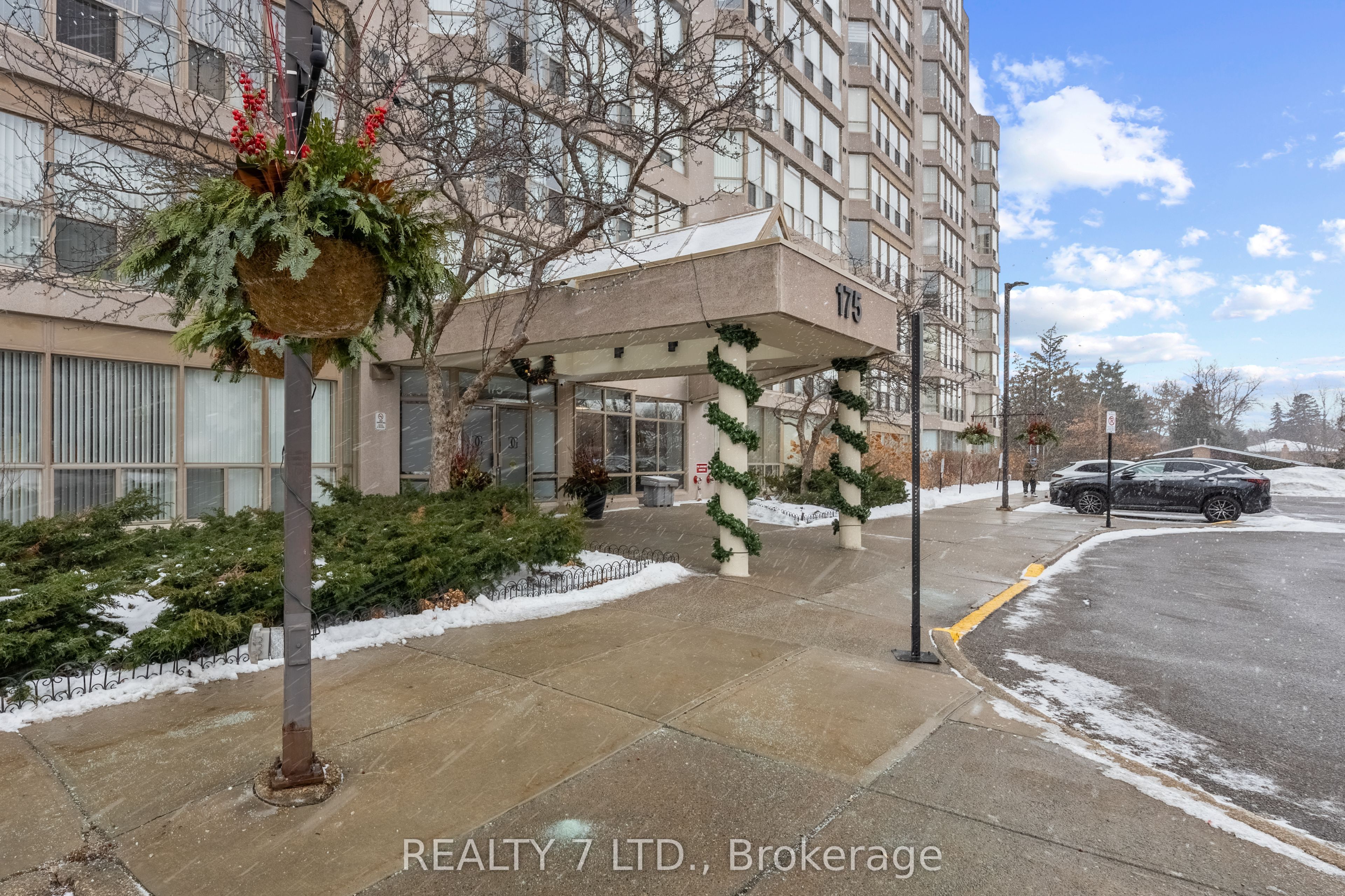 175 Cedar Avenue 303, Richmond Hill, ON L4C 9V3 photo 3