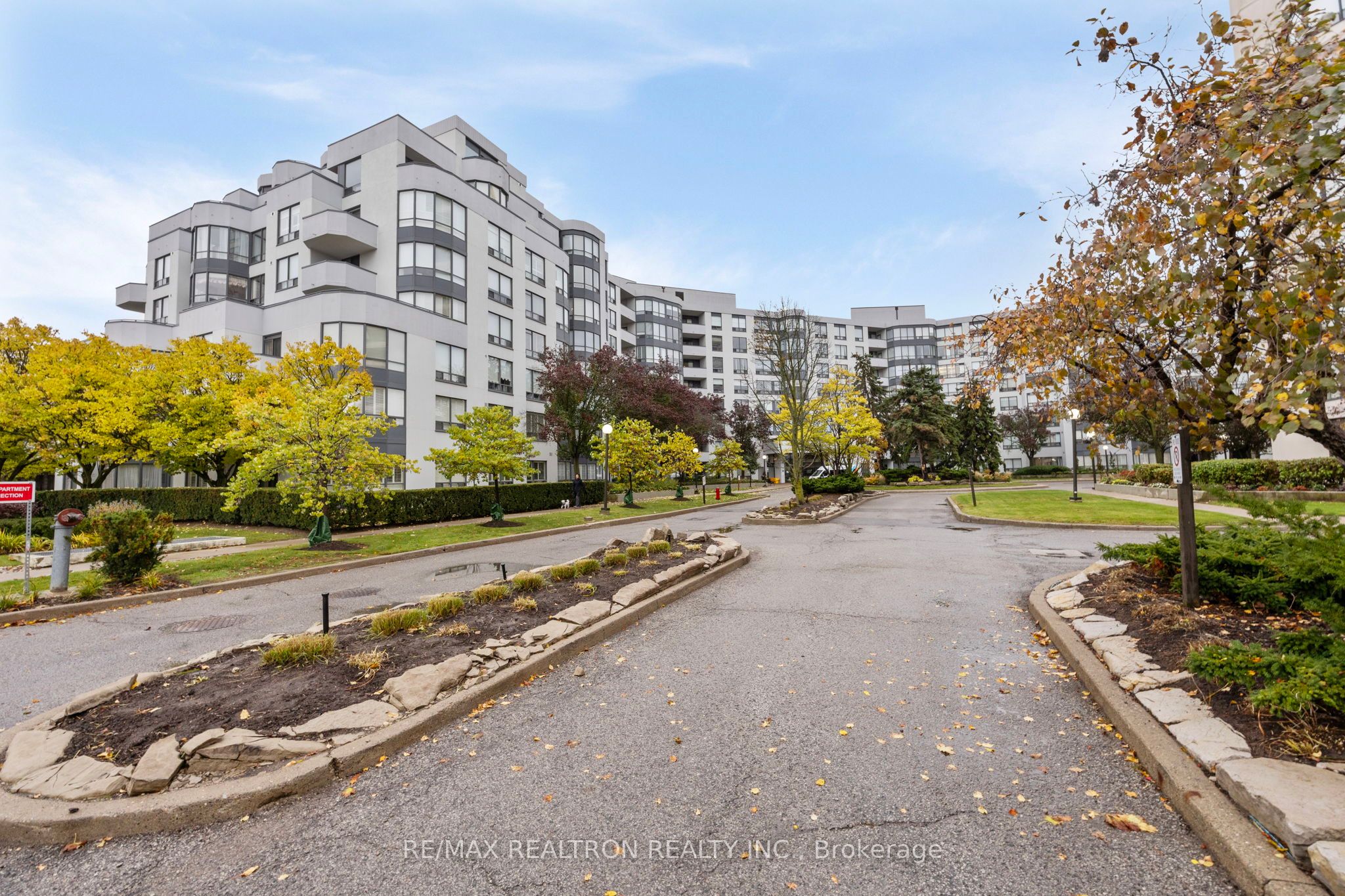333 Clark Avenue W 316, Vaughan, ON L4J 7K4 photo 2