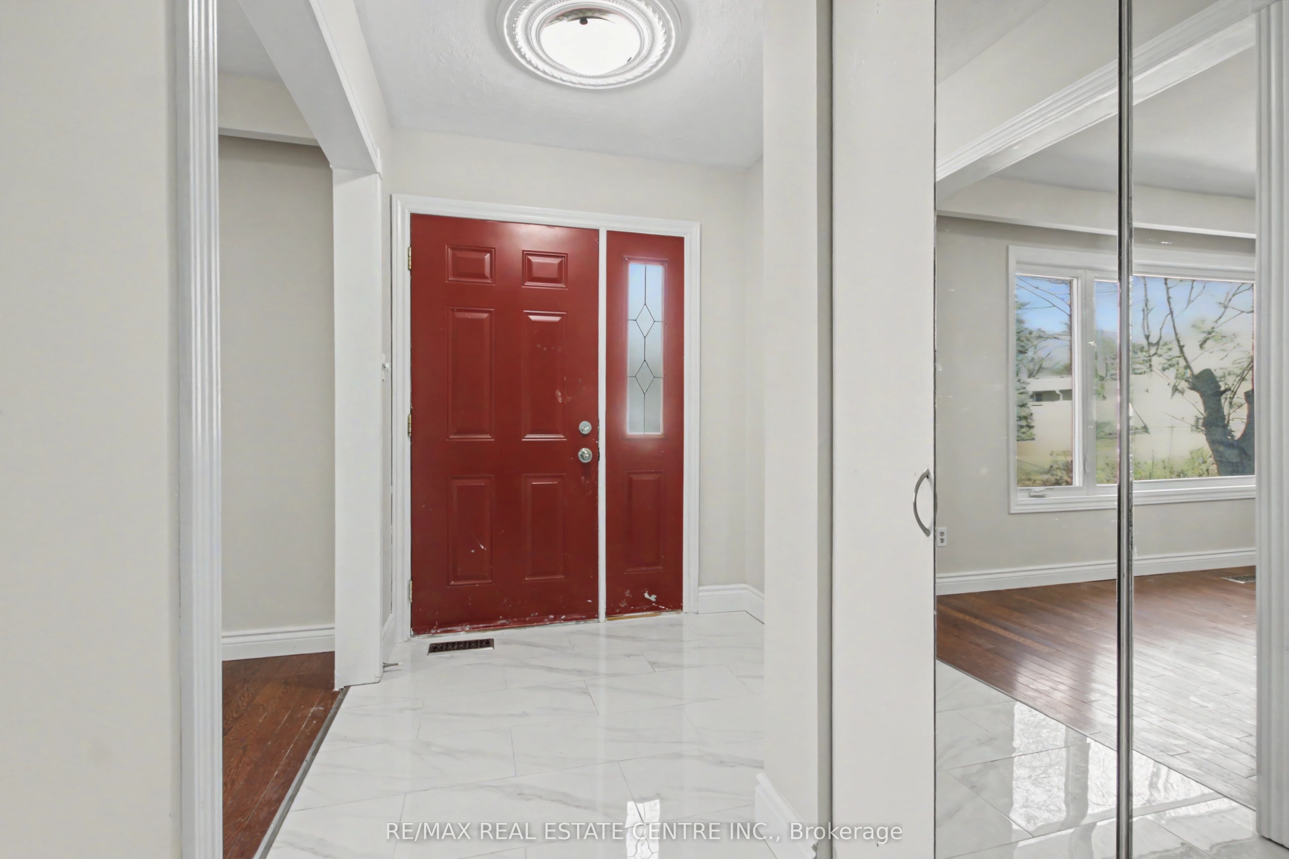 61 Romfield Circuit, Markham, ON L3T 3H4 photo 2