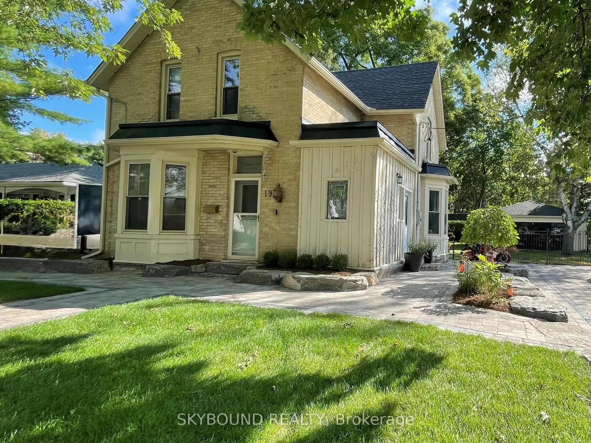 19 Spruce Street, Aurora, ON L4G 1R7