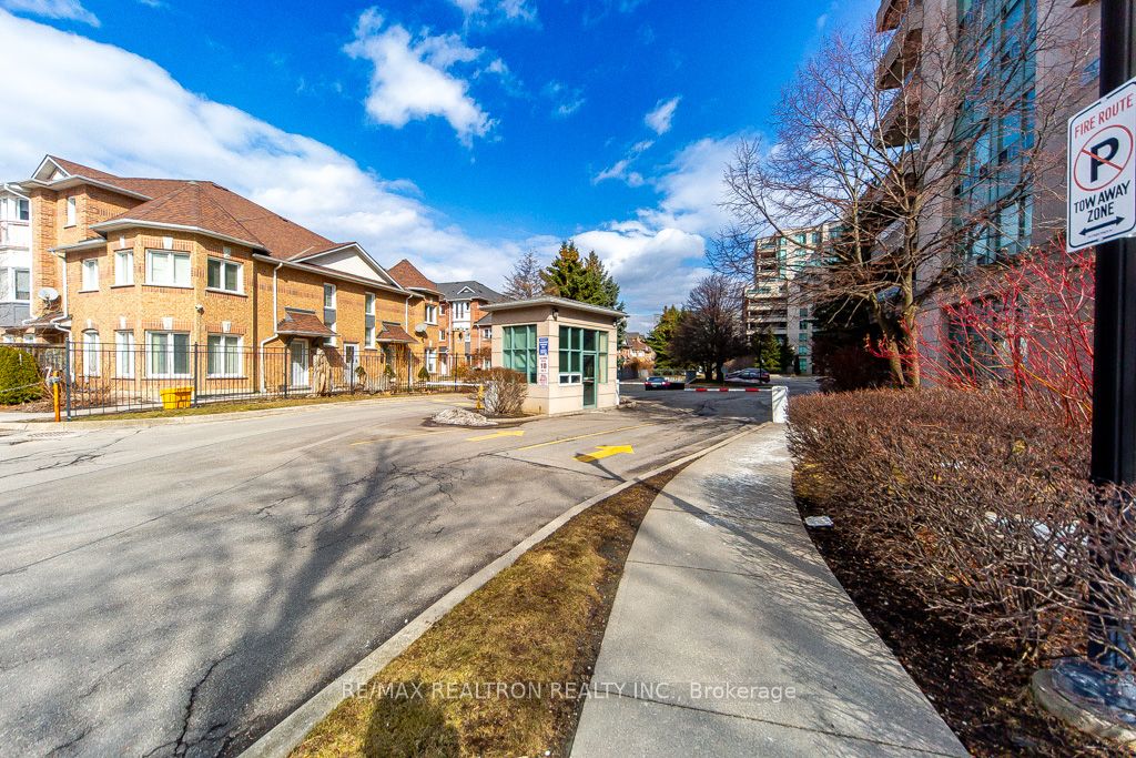 5 Emerald Lane 306, Vaughan, ON L4J 8P7 photo 4