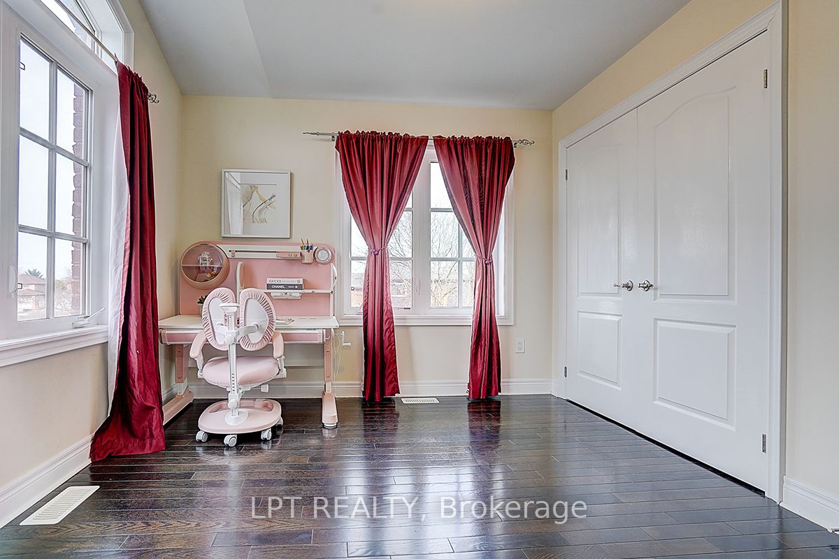116 Dunlop Street, Richmond Hill, ON L4C 0X1 photo 2
