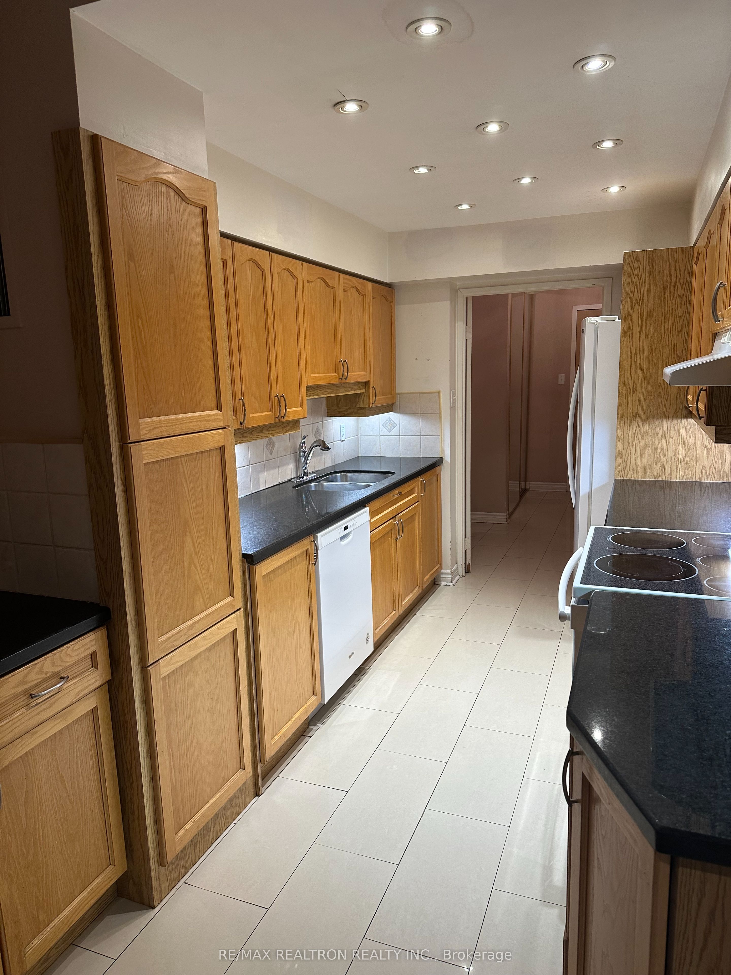 11 Townsgate Drive #107, Vaughan, ON L4J 8G4 photo 2