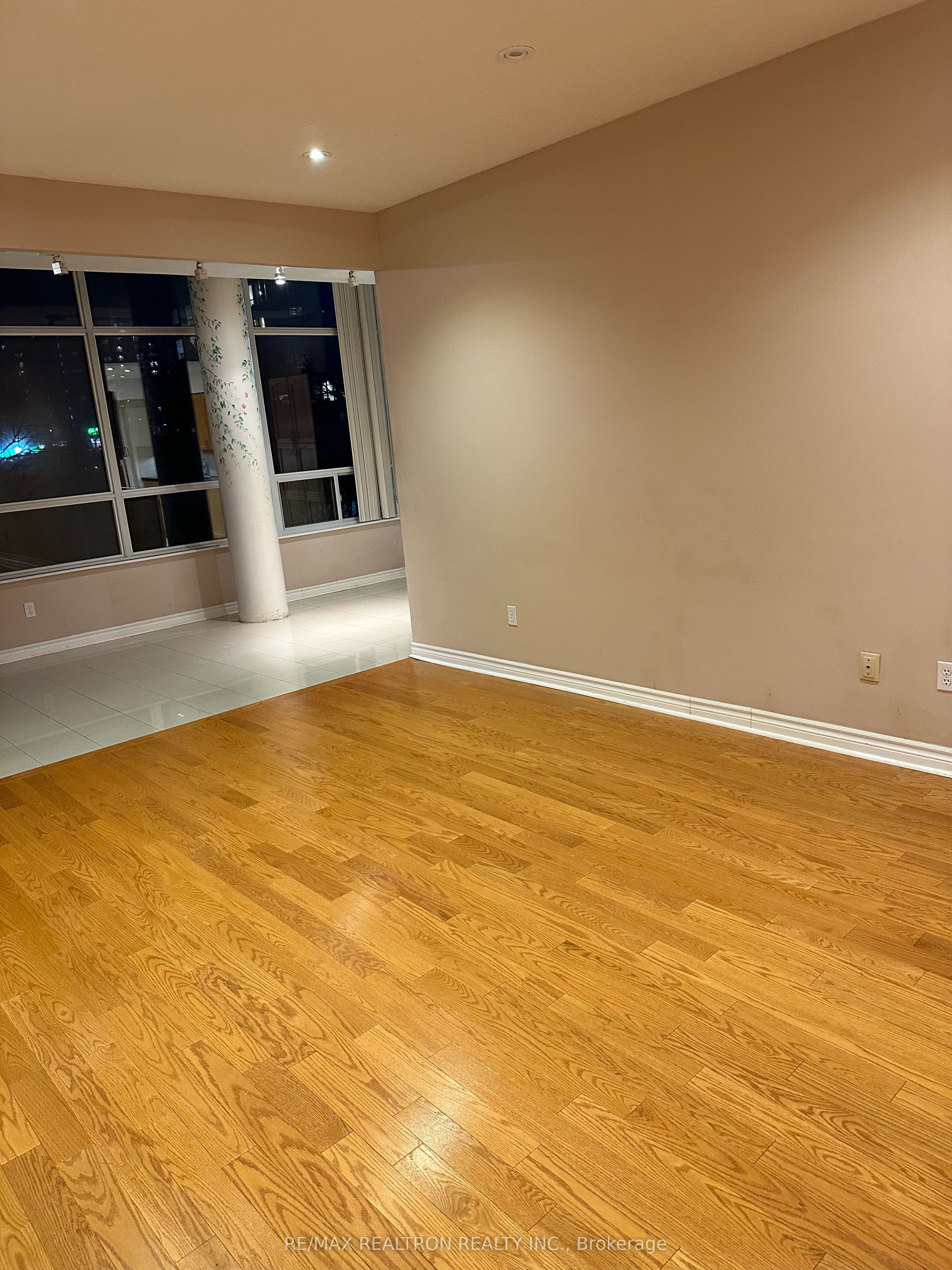 11 Townsgate Drive #107, Vaughan, ON L4J 8G4 photo 3