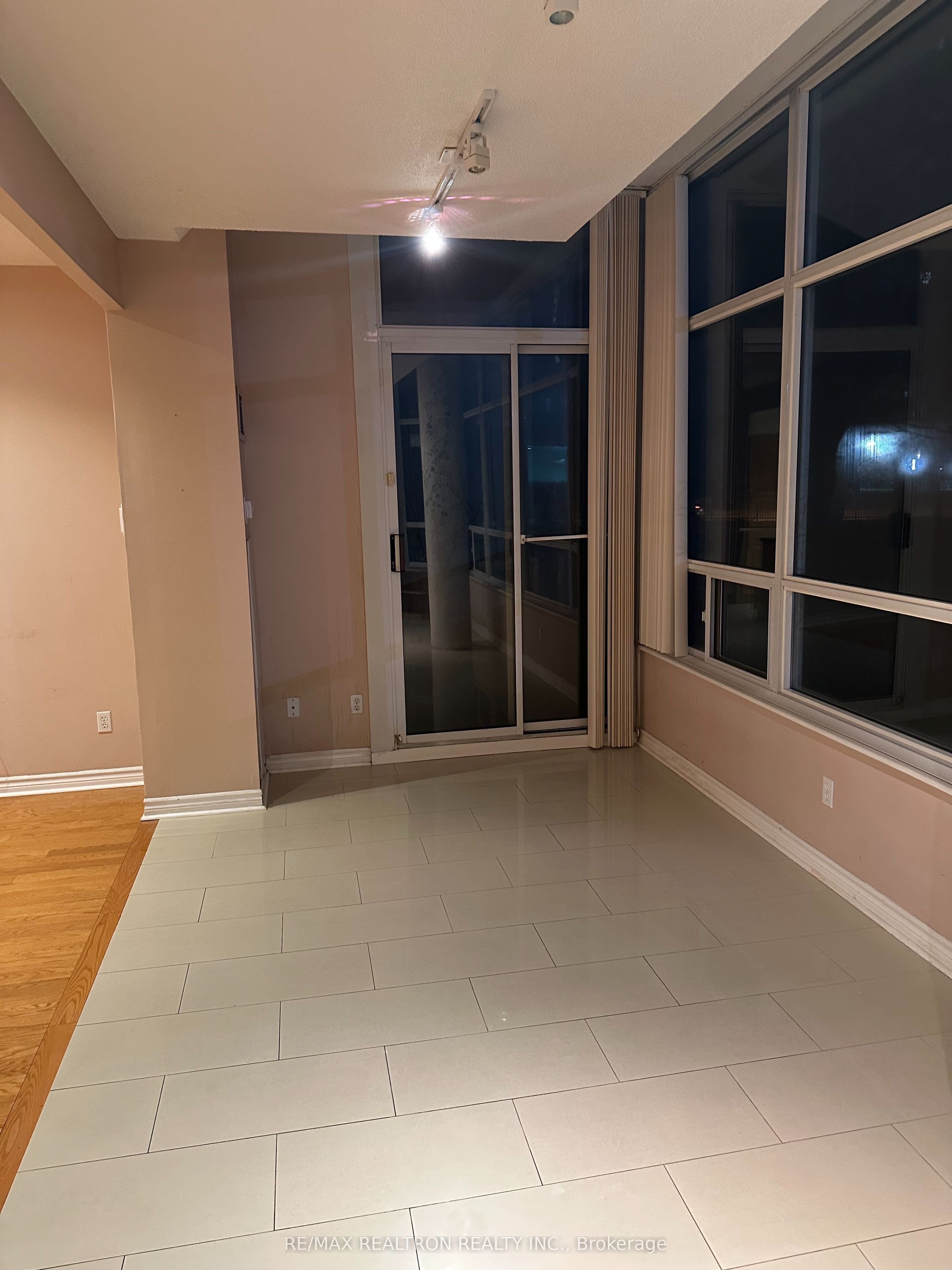 11 Townsgate Drive #107, Vaughan, ON L4J 8G4 photo 4
