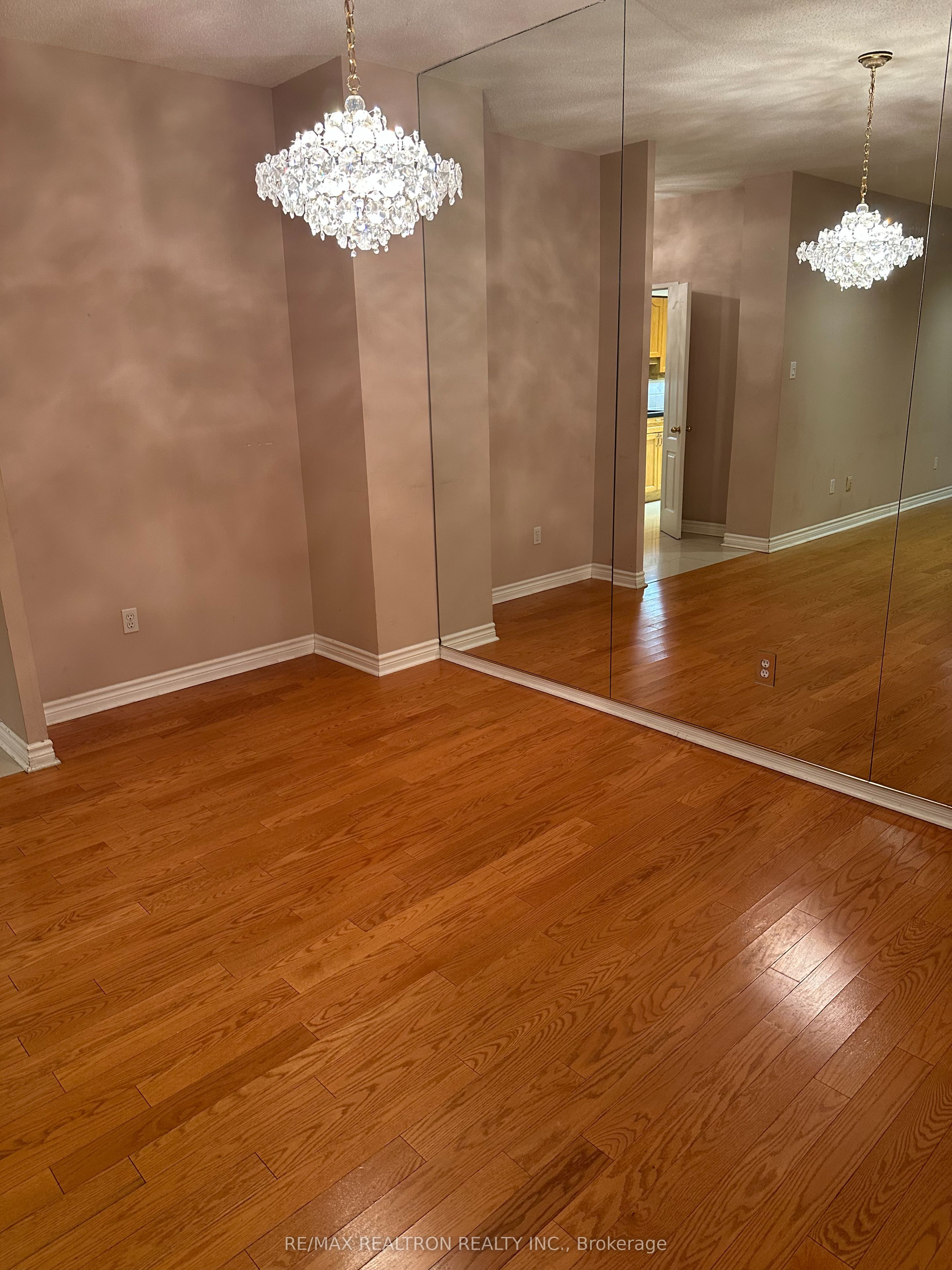 11 Townsgate Drive #107, Vaughan, ON L4J 8G4 photo 5