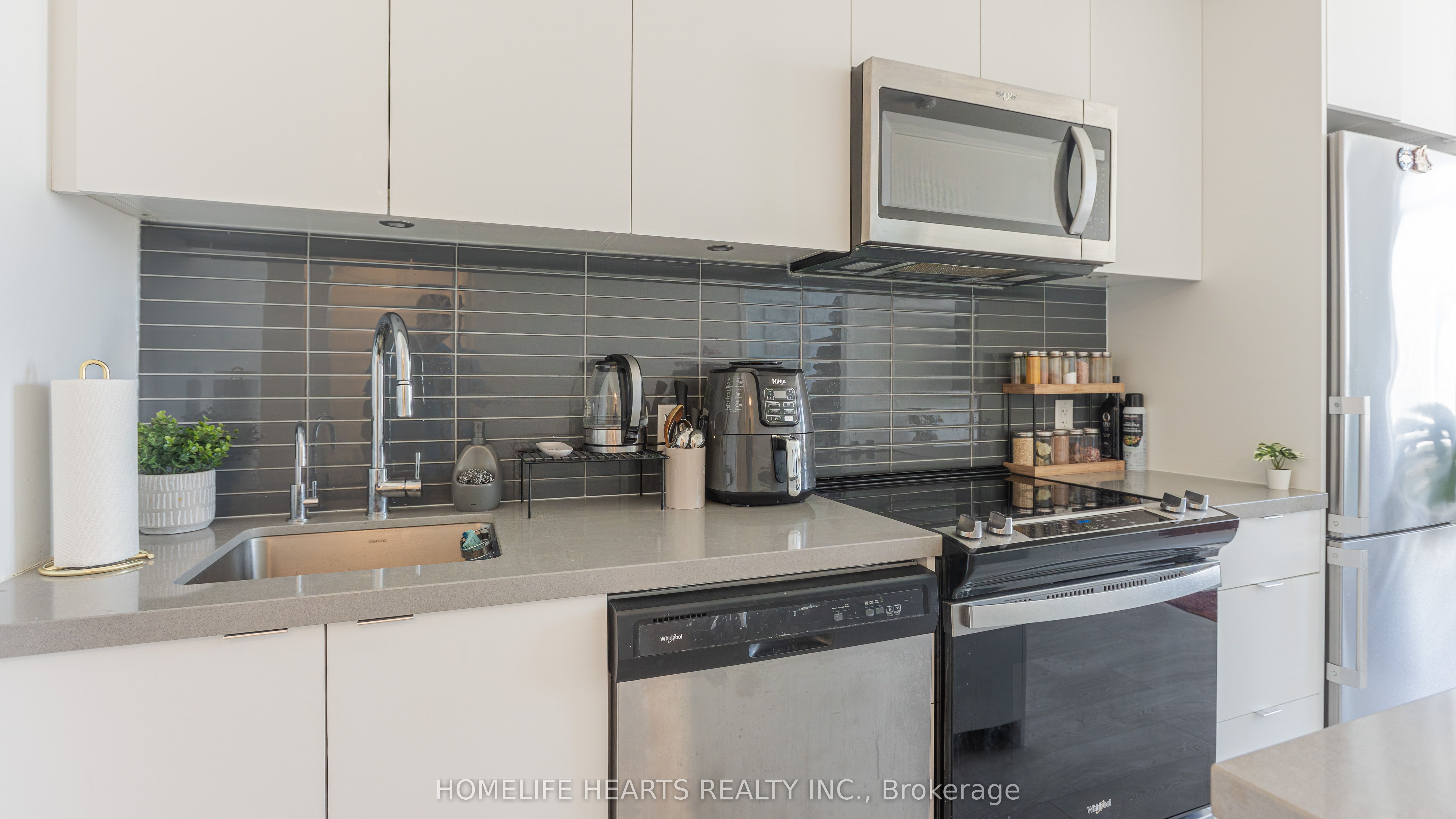 8868 Yonge Street 818, Richmond Hill, ON L4C 1Z8 photo 2