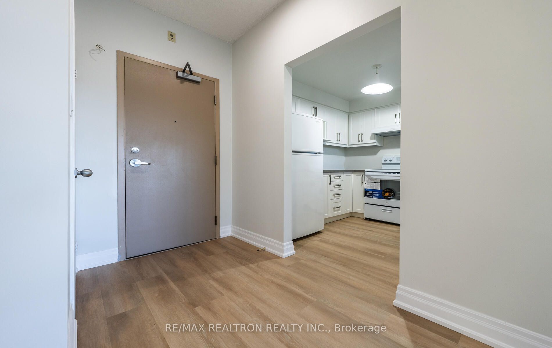 9 Chalmers Road Ph8, Richmond Hill, ON L4B 3N3 photo 2