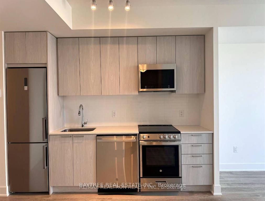 185 Deerfield Road 1205, Newmarket, ON L3Y 0G7 photo 2