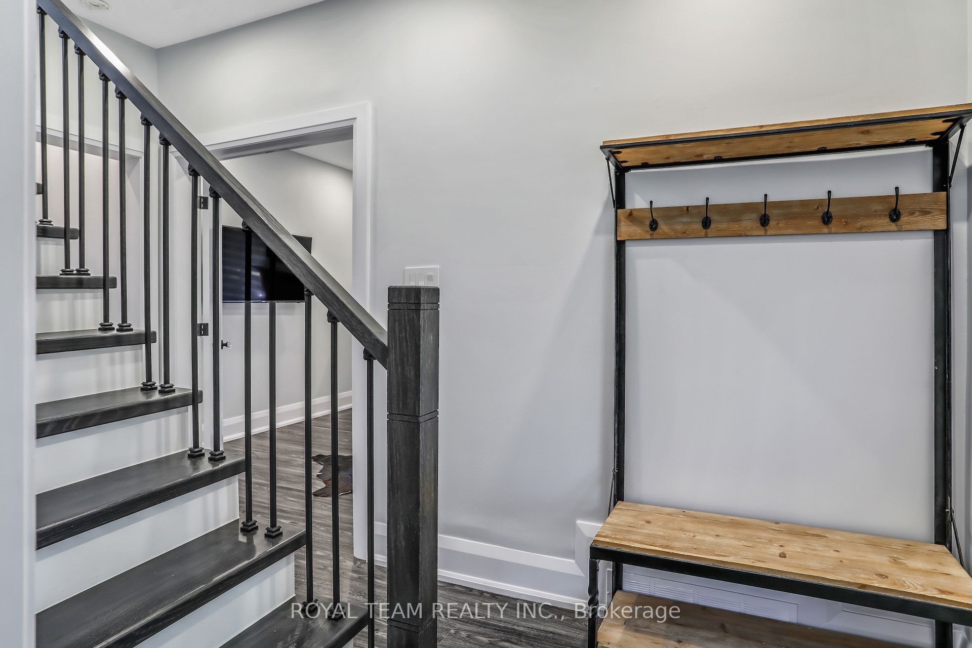 97 Centre Street E, Richmond Hill, ON L4C 1A3 photo 2