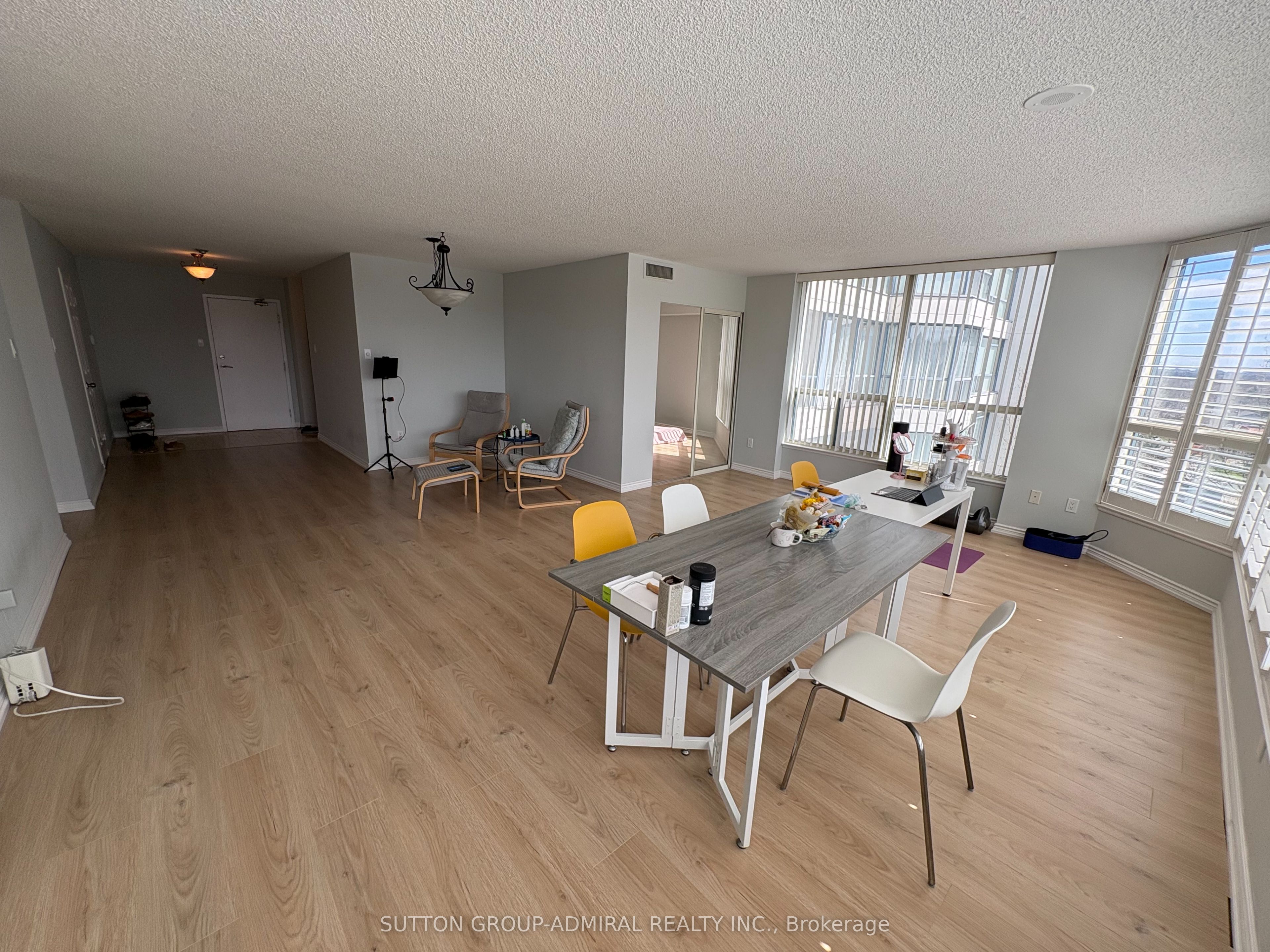 1 Clark Avenue W 701, Vaughan, ON L4J 7Y6 photo 2
